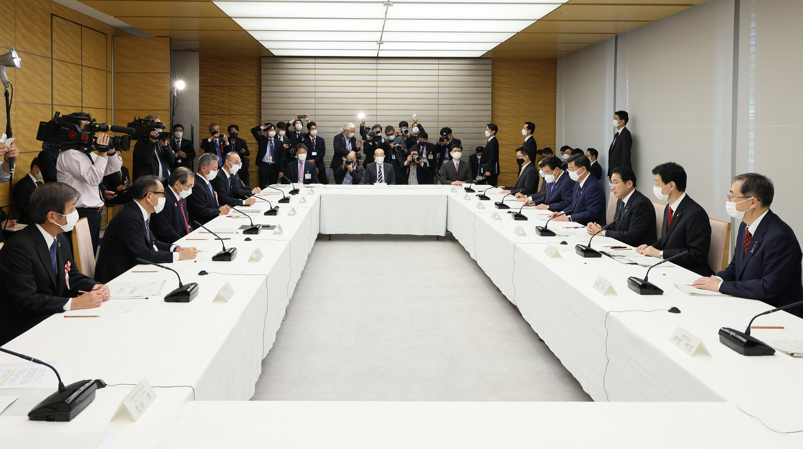 会議のまとめを行う岸田総理４