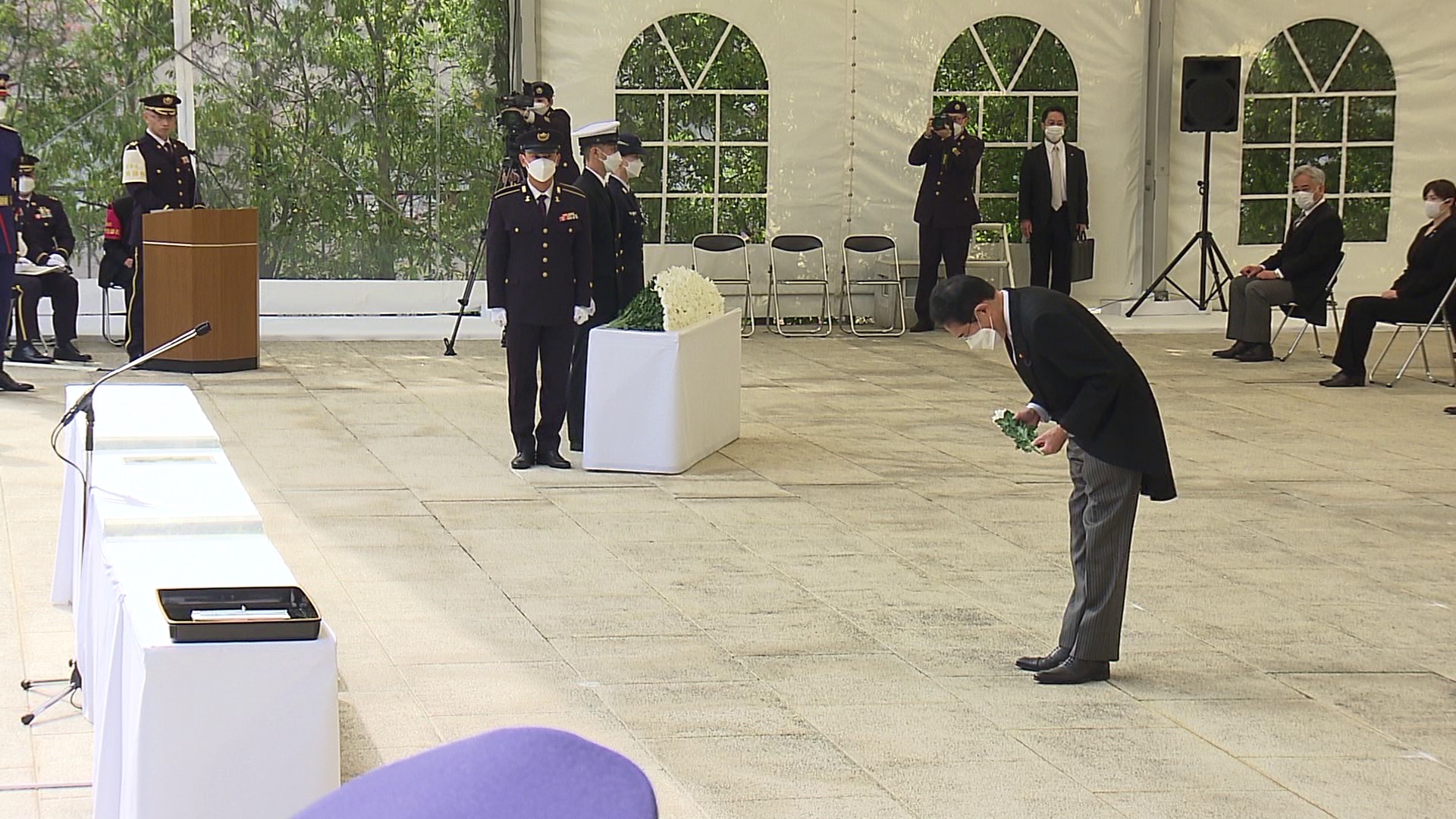 献花をする岸田総理１