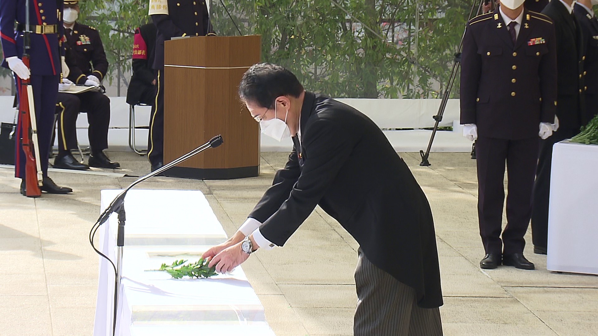 献花をする岸田総理２