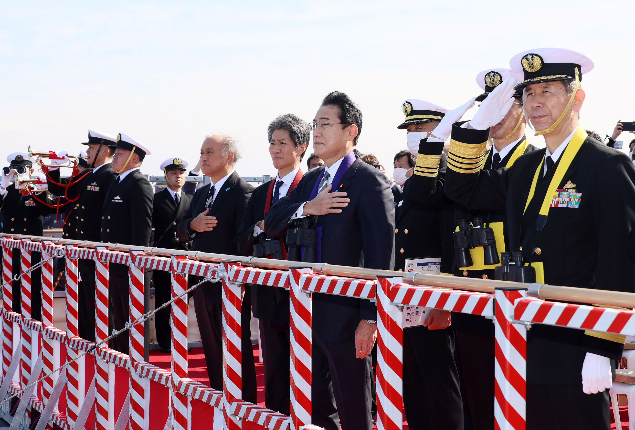 観閲する岸田総理１