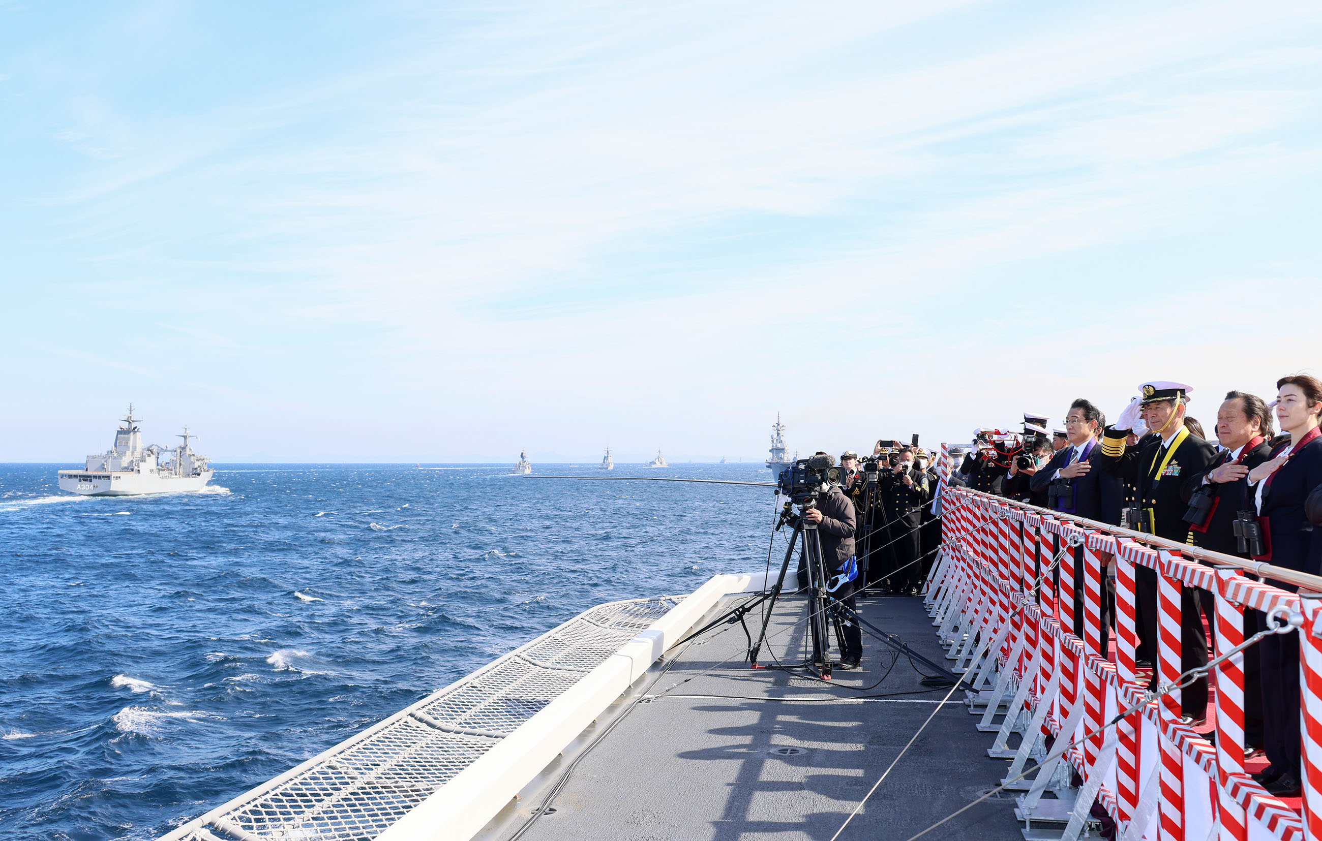 観閲する岸田総理４