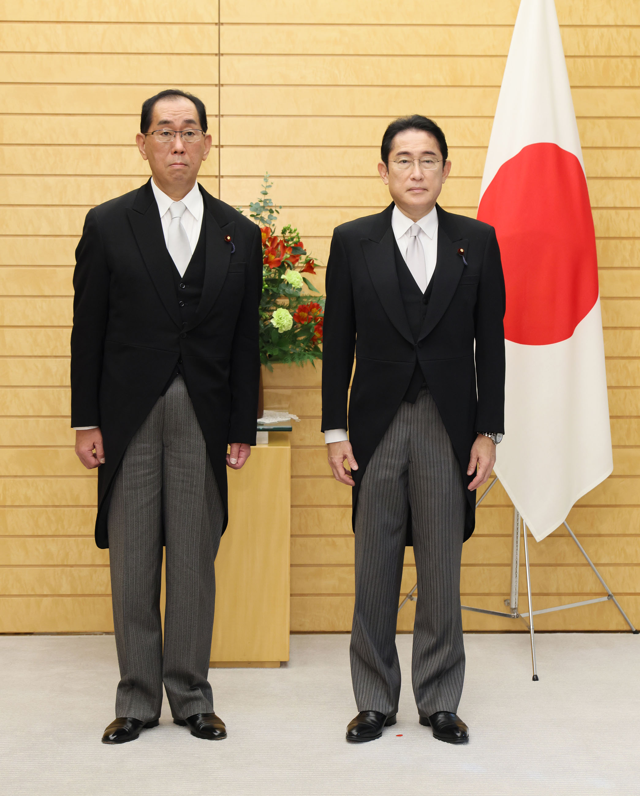松本大臣と写真撮影に臨む岸田総理３