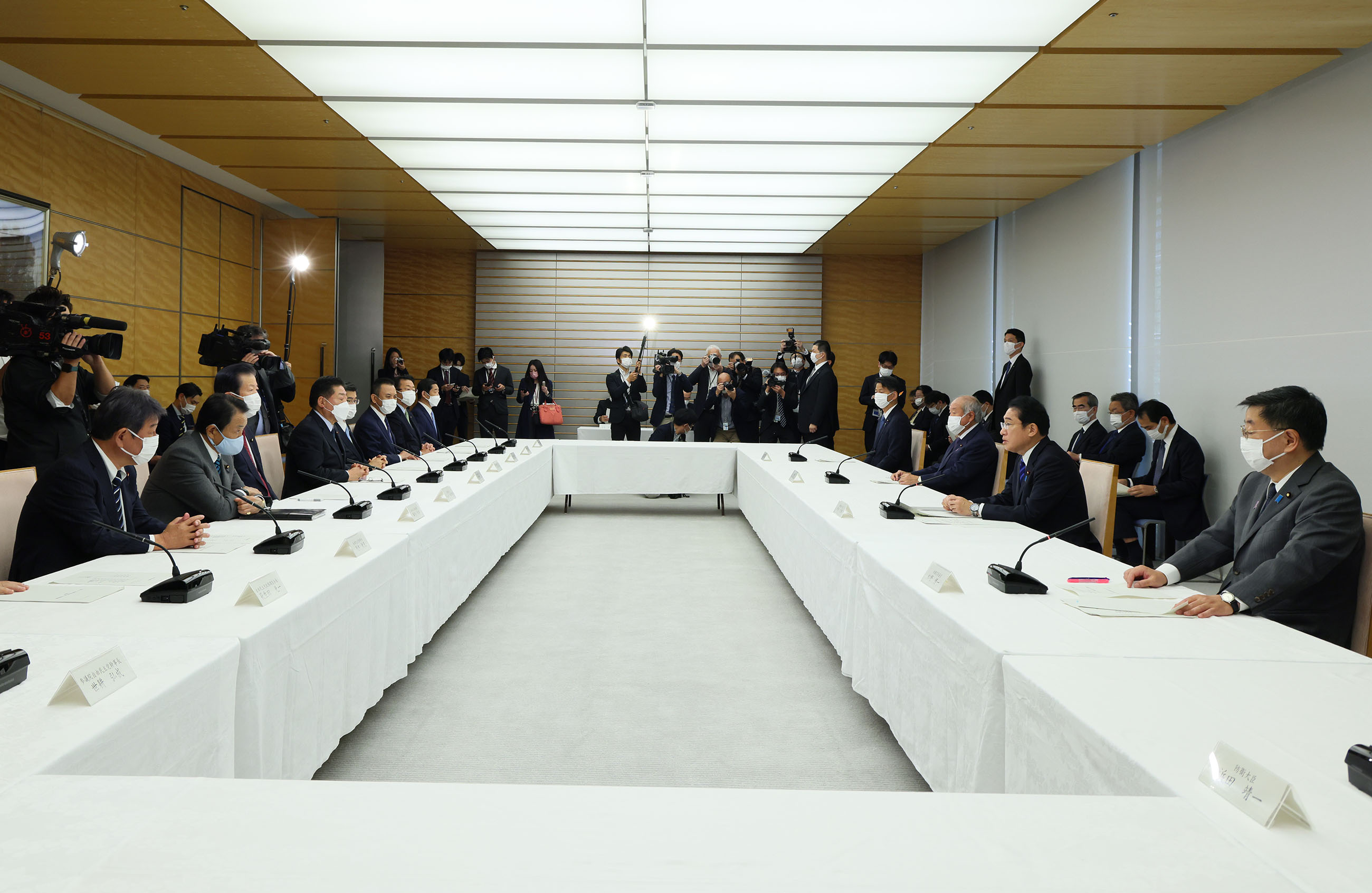 会議のまとめを行う岸田総理３