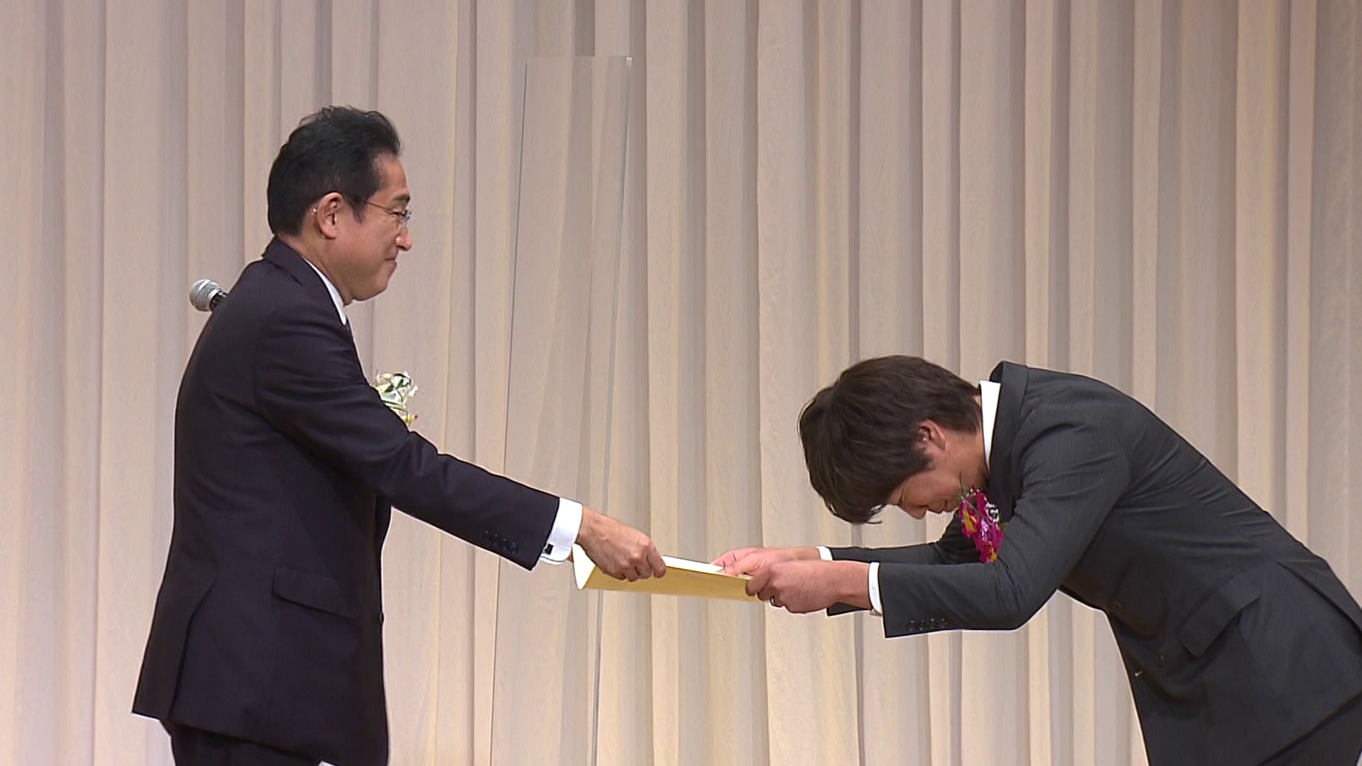 表彰状を授与する岸田総理