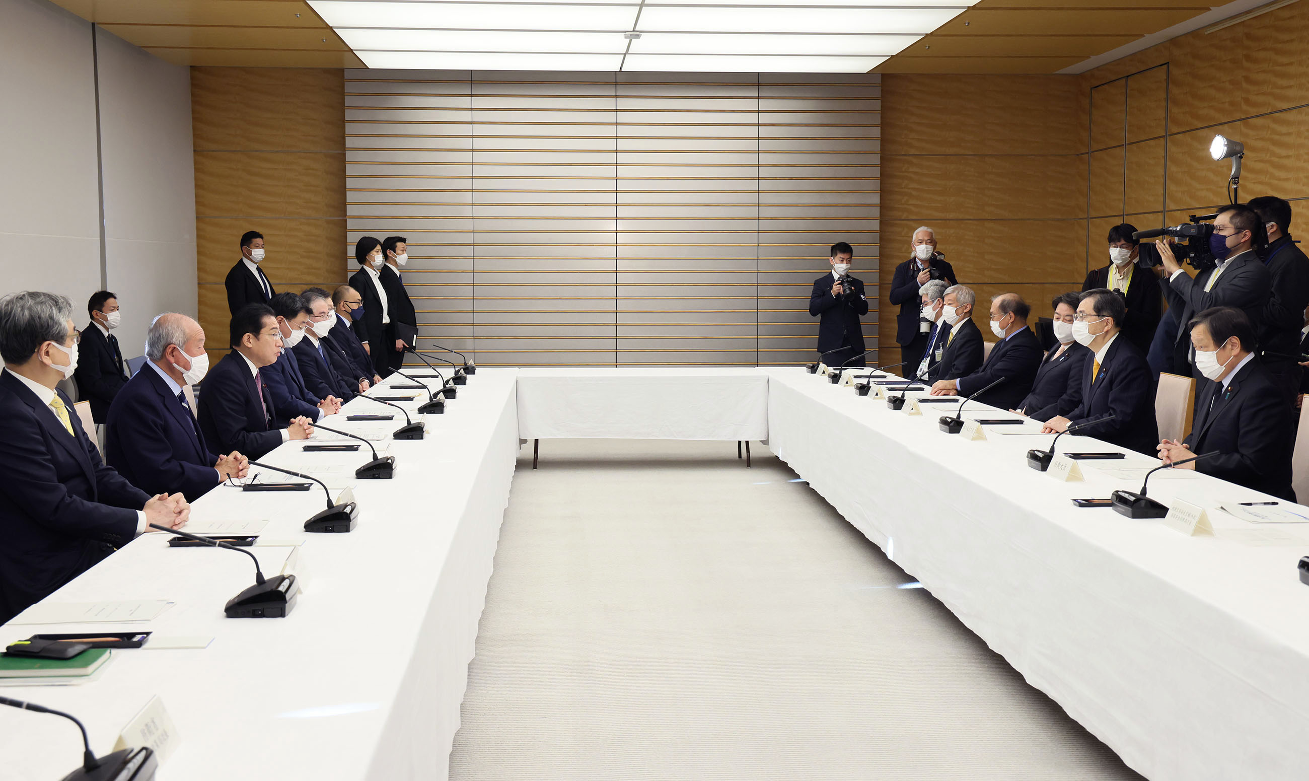 会議のまとめを行う岸田総理２