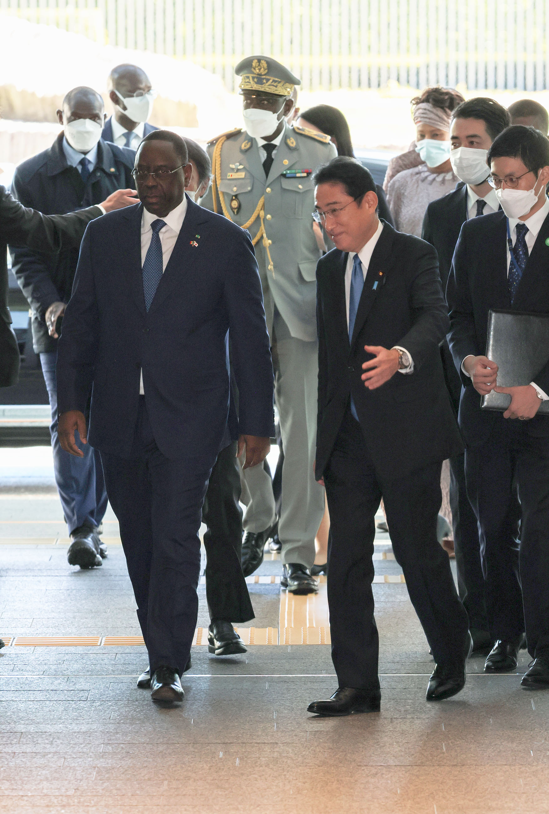 サル・セネガル大統領を出迎える岸田総理