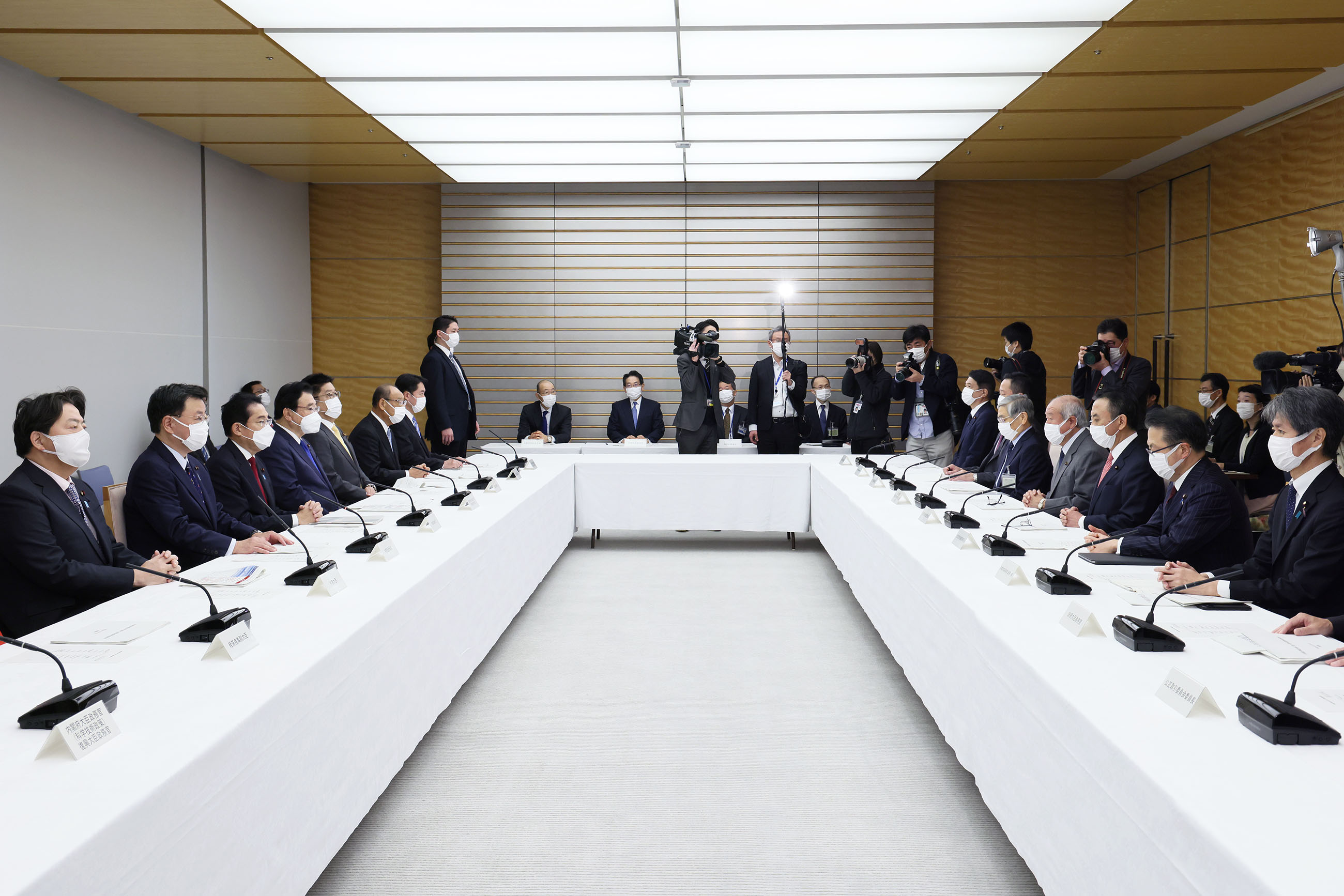 会議に臨む岸田総理２