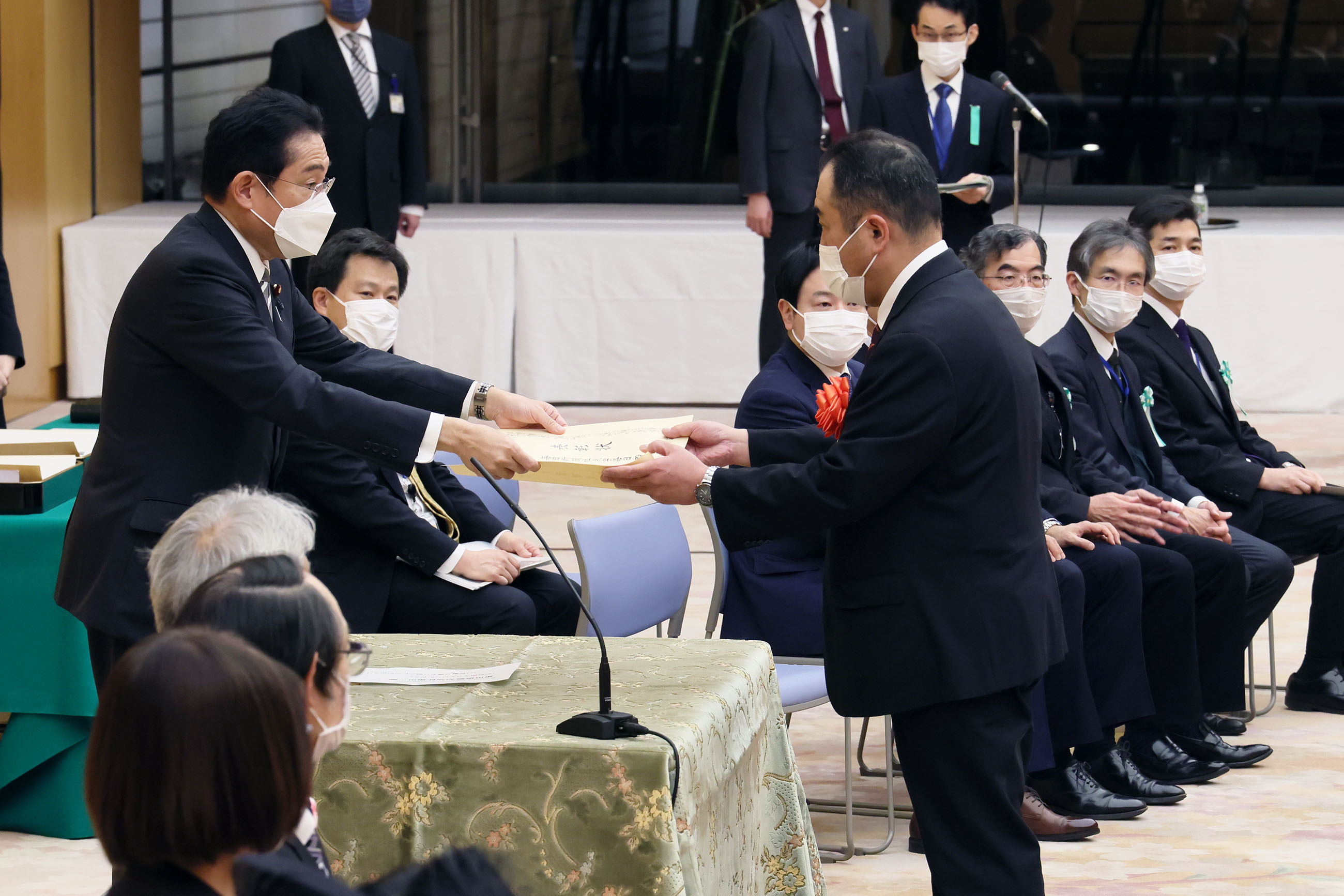 表彰状を授与する岸田総理
