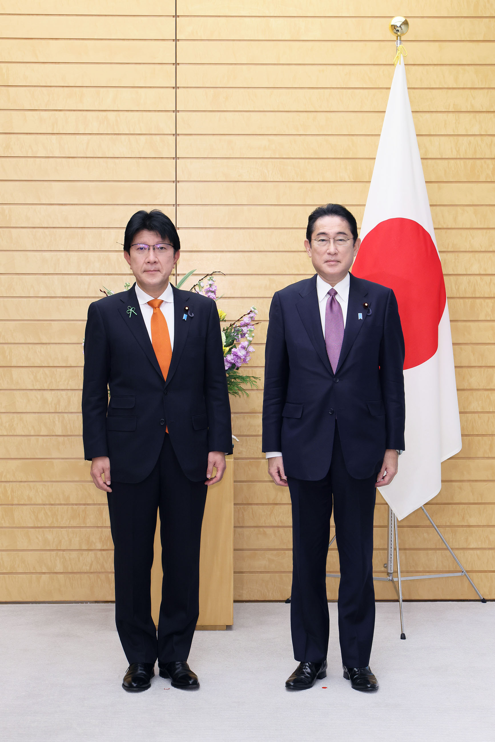 長谷川大臣政務官と写真撮影に臨む岸田総理２