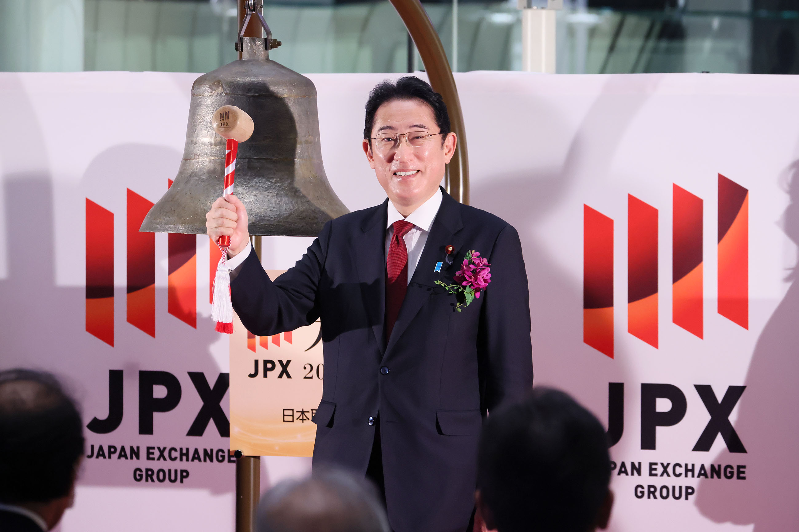 打鐘する岸田総理１