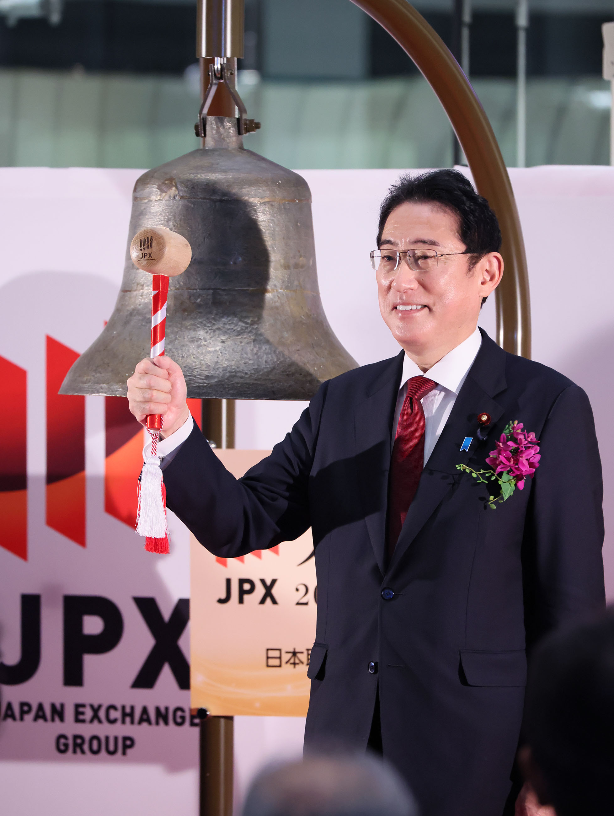 打鐘する岸田総理２