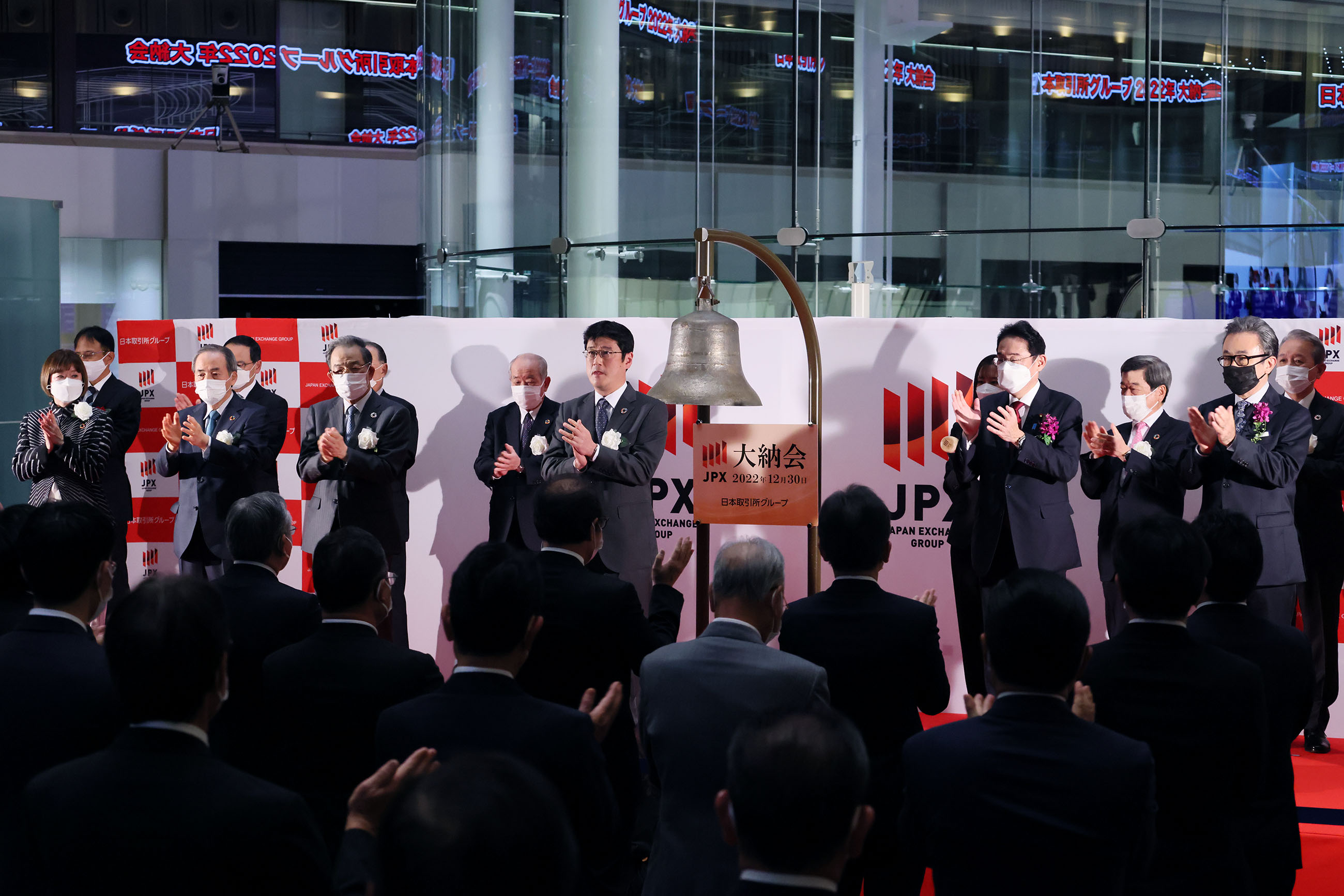 手締めする岸田総理１