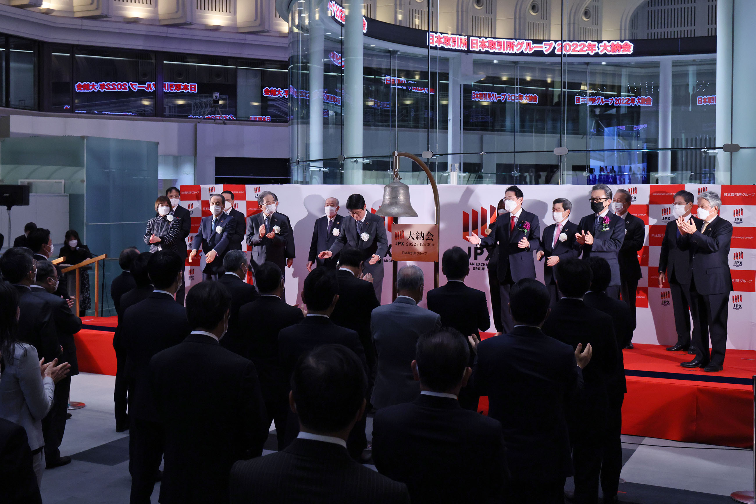 手締めする岸田総理２