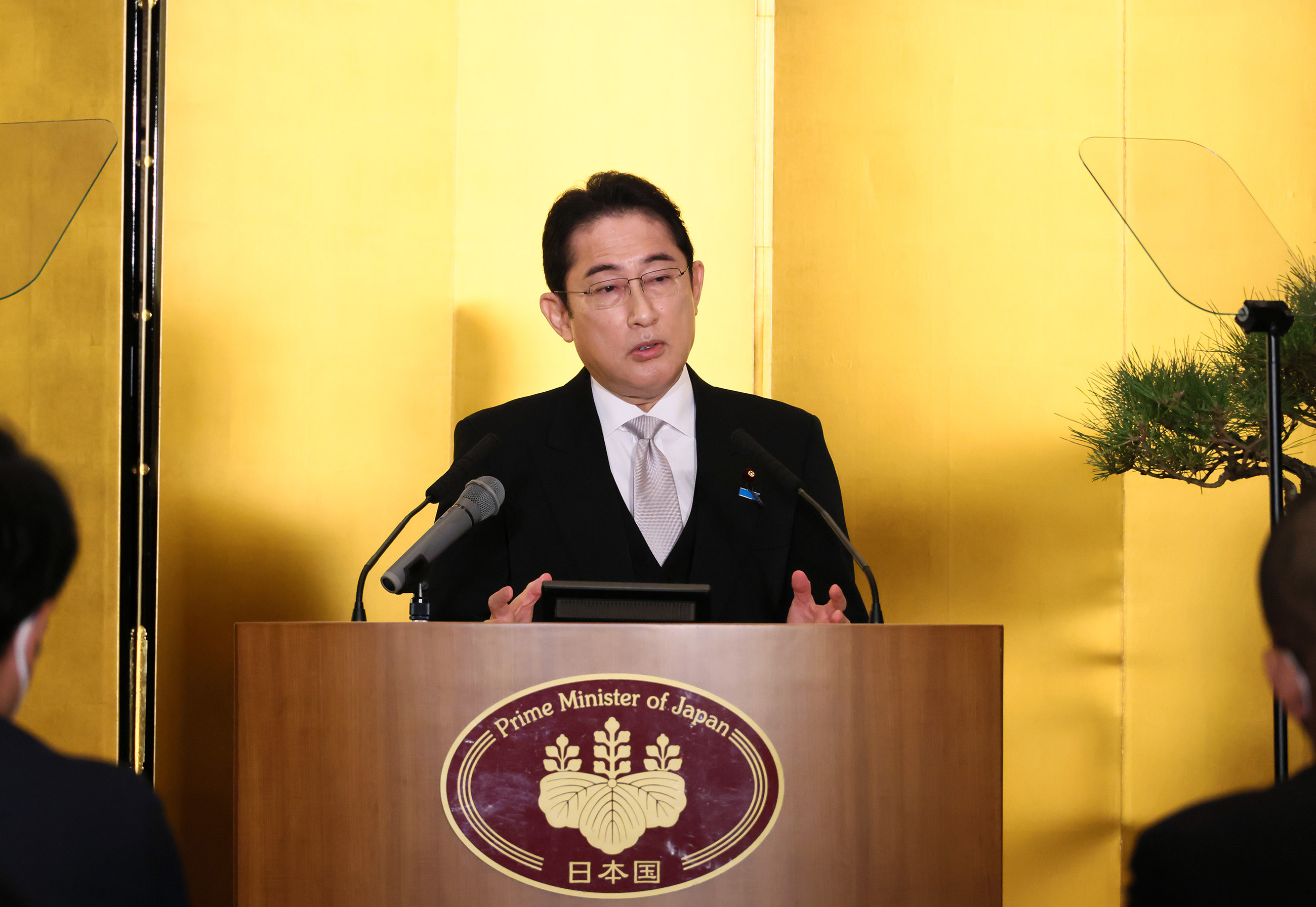 記者の質問に答える岸田総理５
