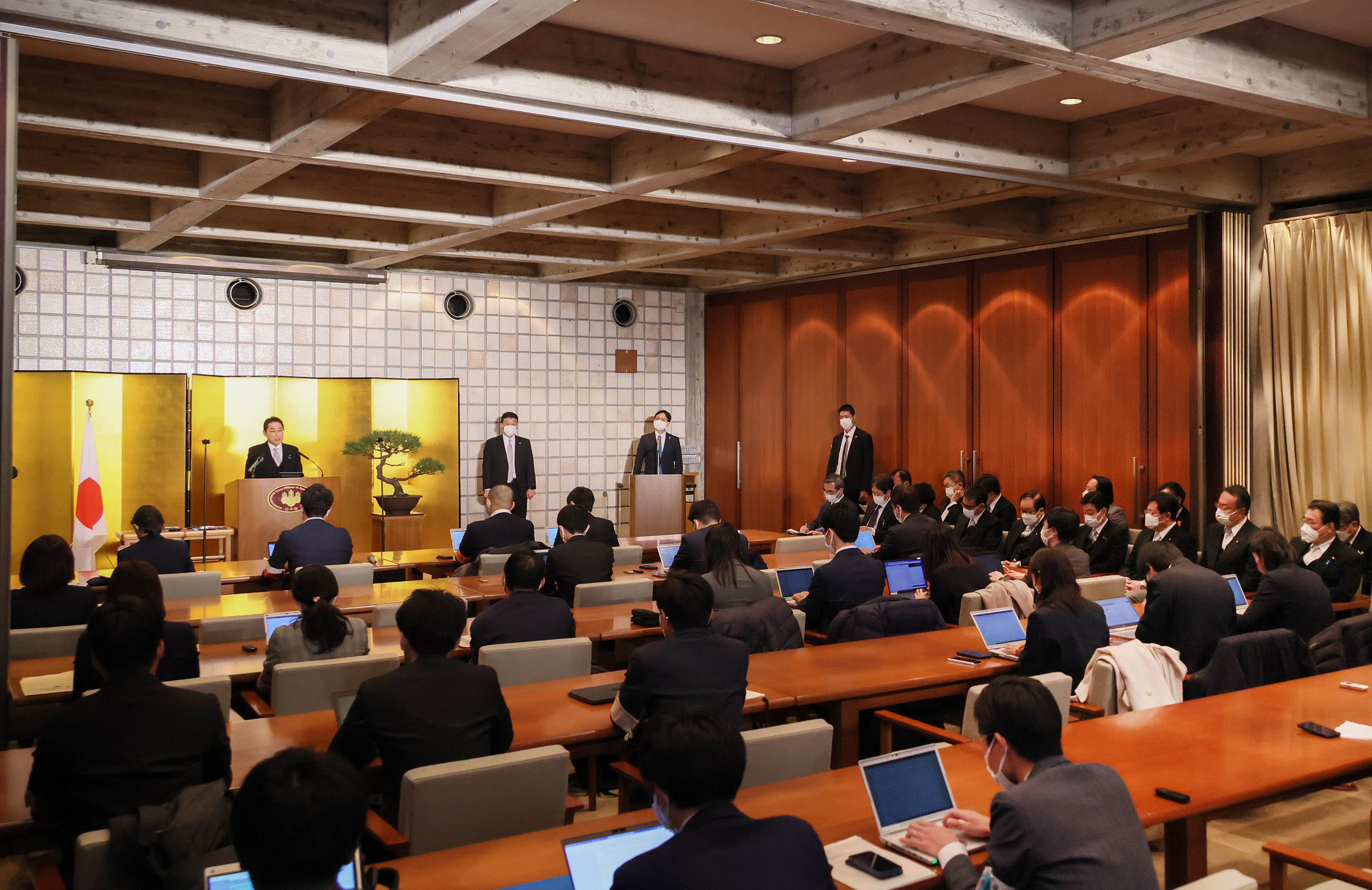 記者の質問に答える岸田総理２