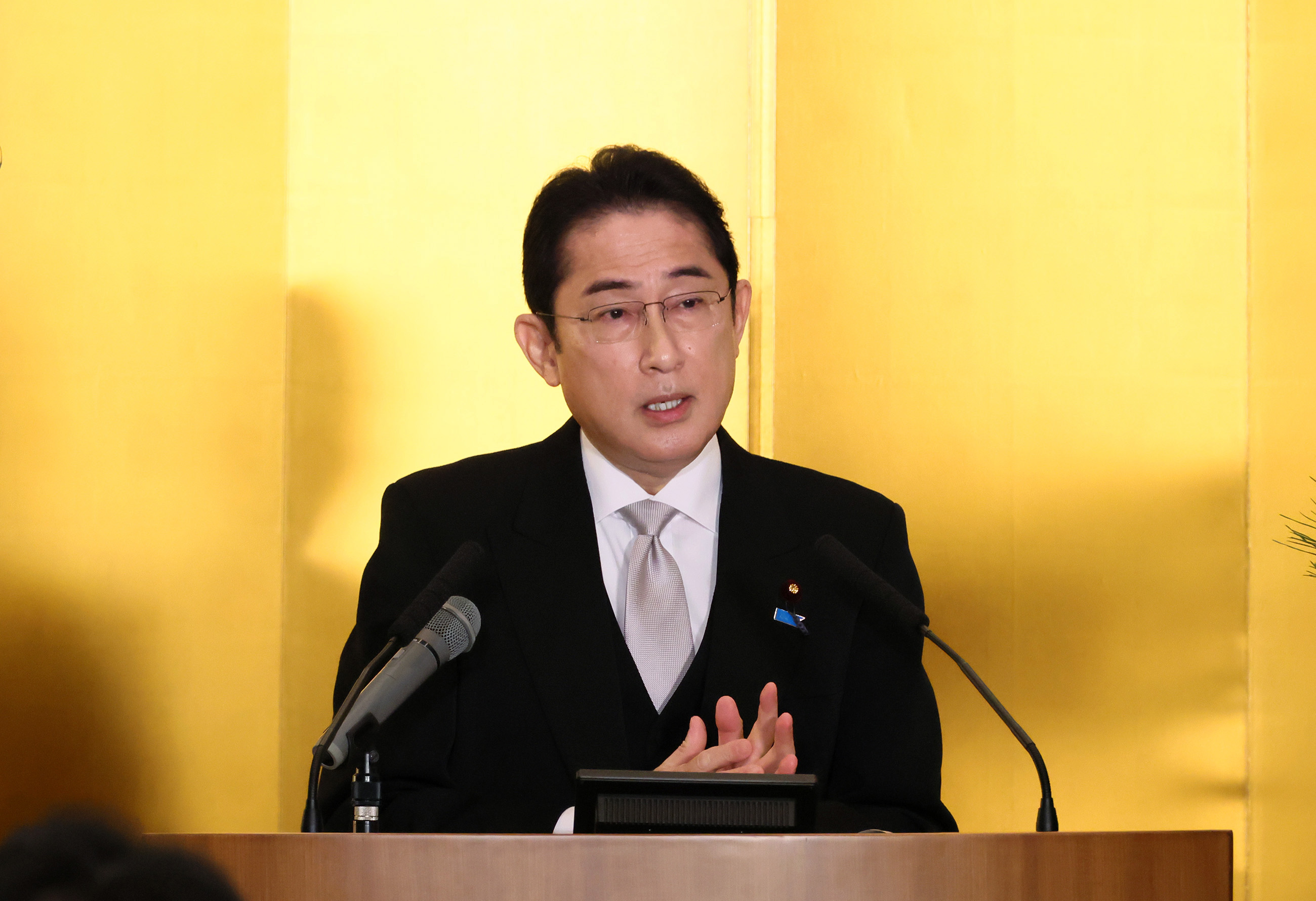 記者の質問に答える岸田総理３