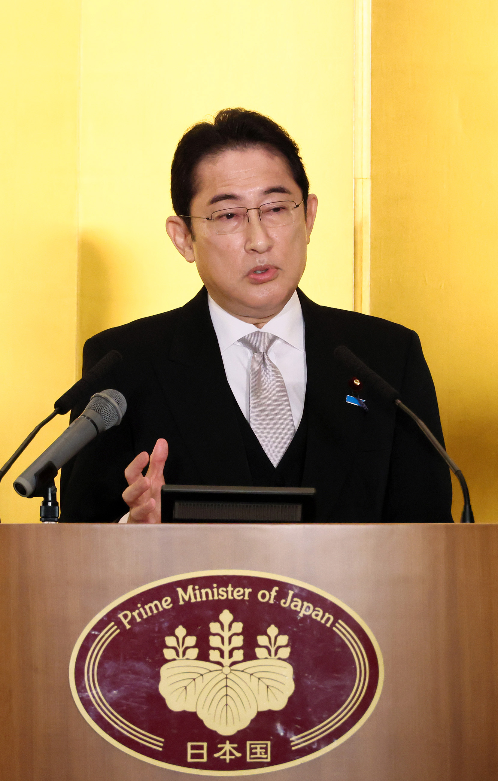 記者の質問に答える岸田総理４