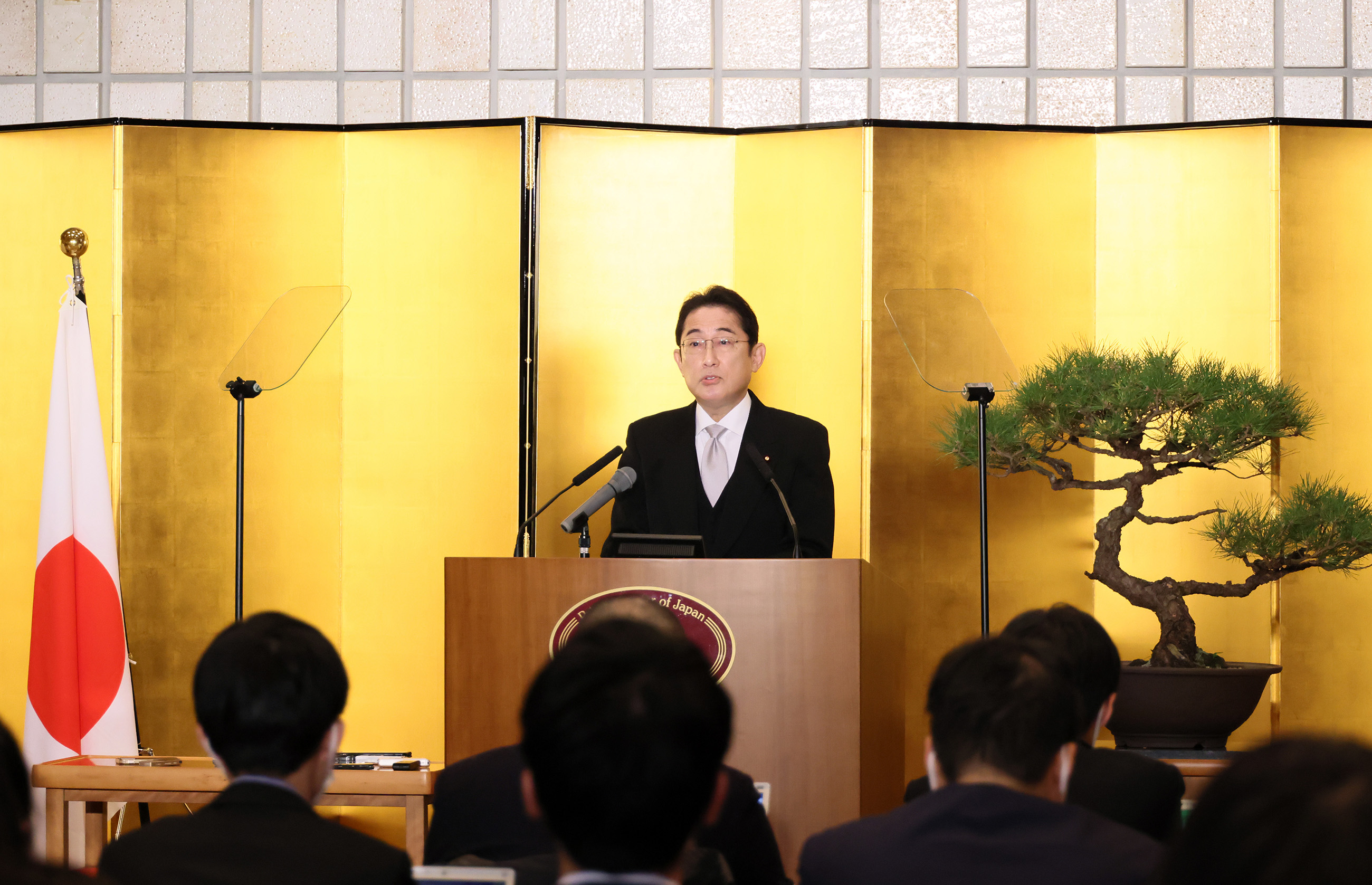 記者の質問に答える岸田総理６