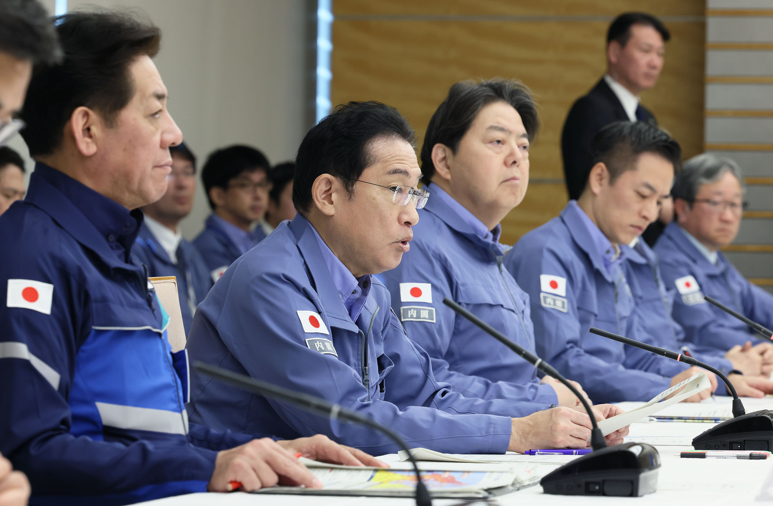 Thủ tướng Fumio Kishida họp với các quan chức từ các bộ và cơ quan liên quan trong cuộc họp tại trụ sở ứng phó thảm họa tại văn phòng của ông.