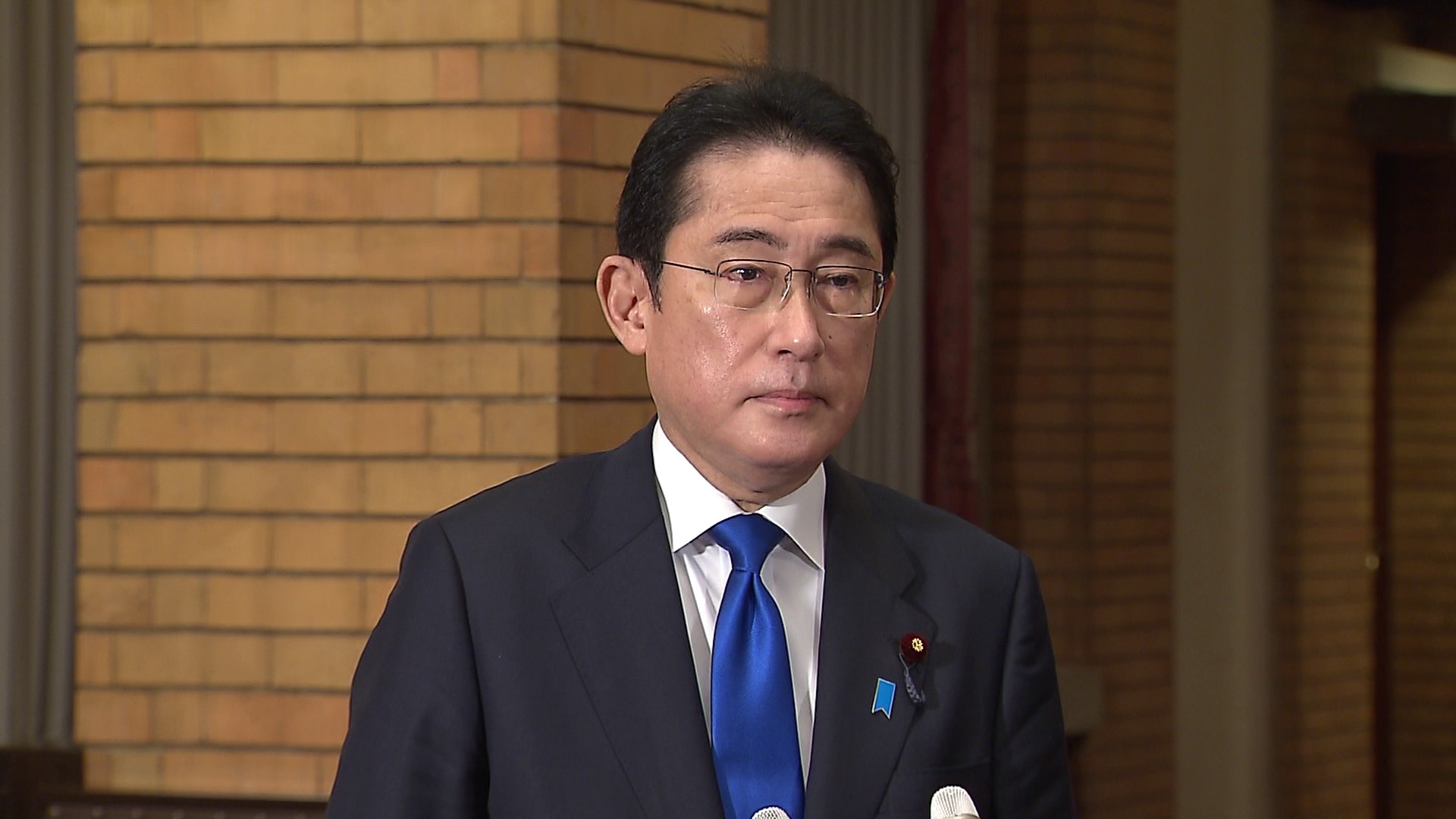 記者の質問に答える岸田総理