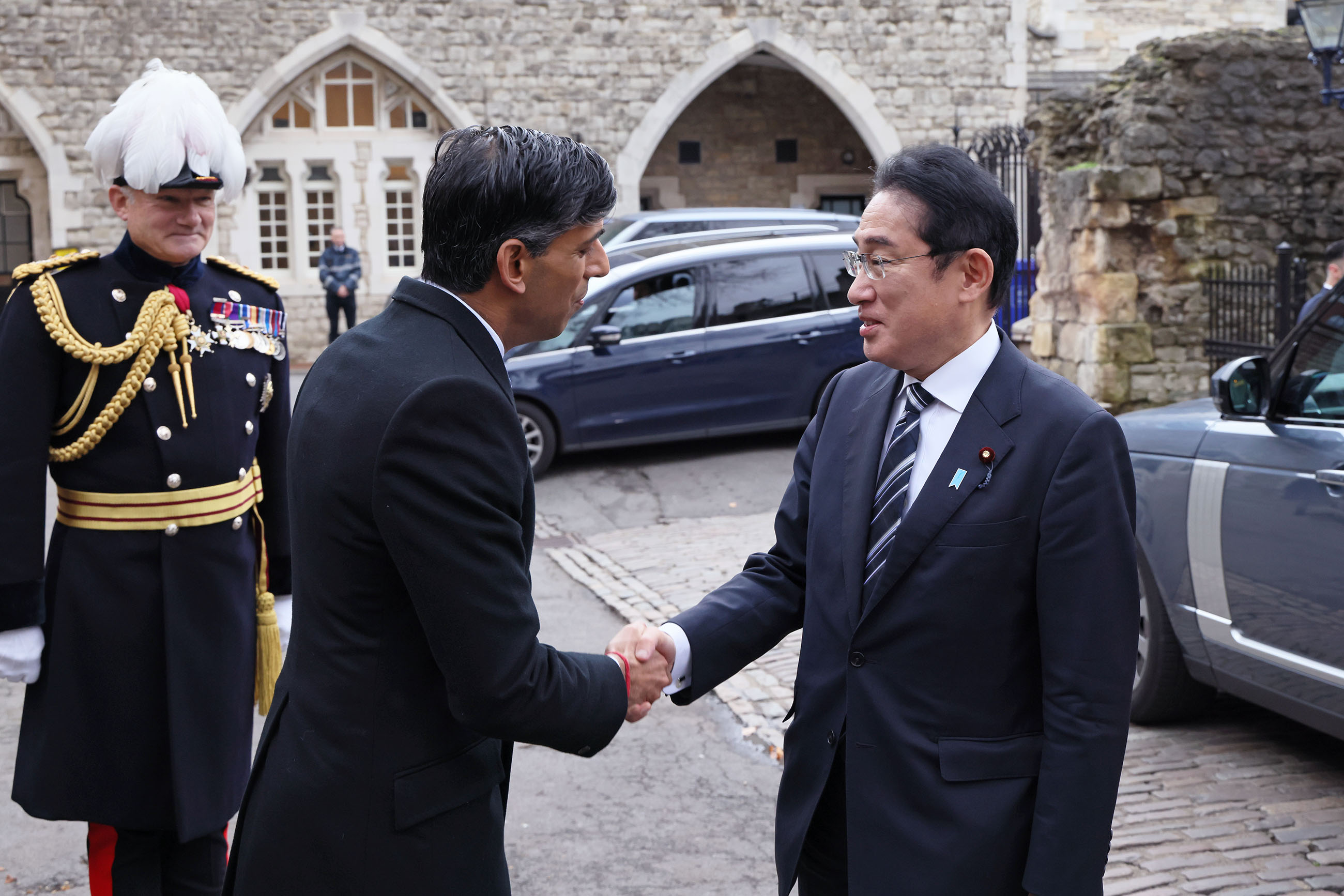 ロンドン塔を訪問して栄誉礼を受ける岸田総理１