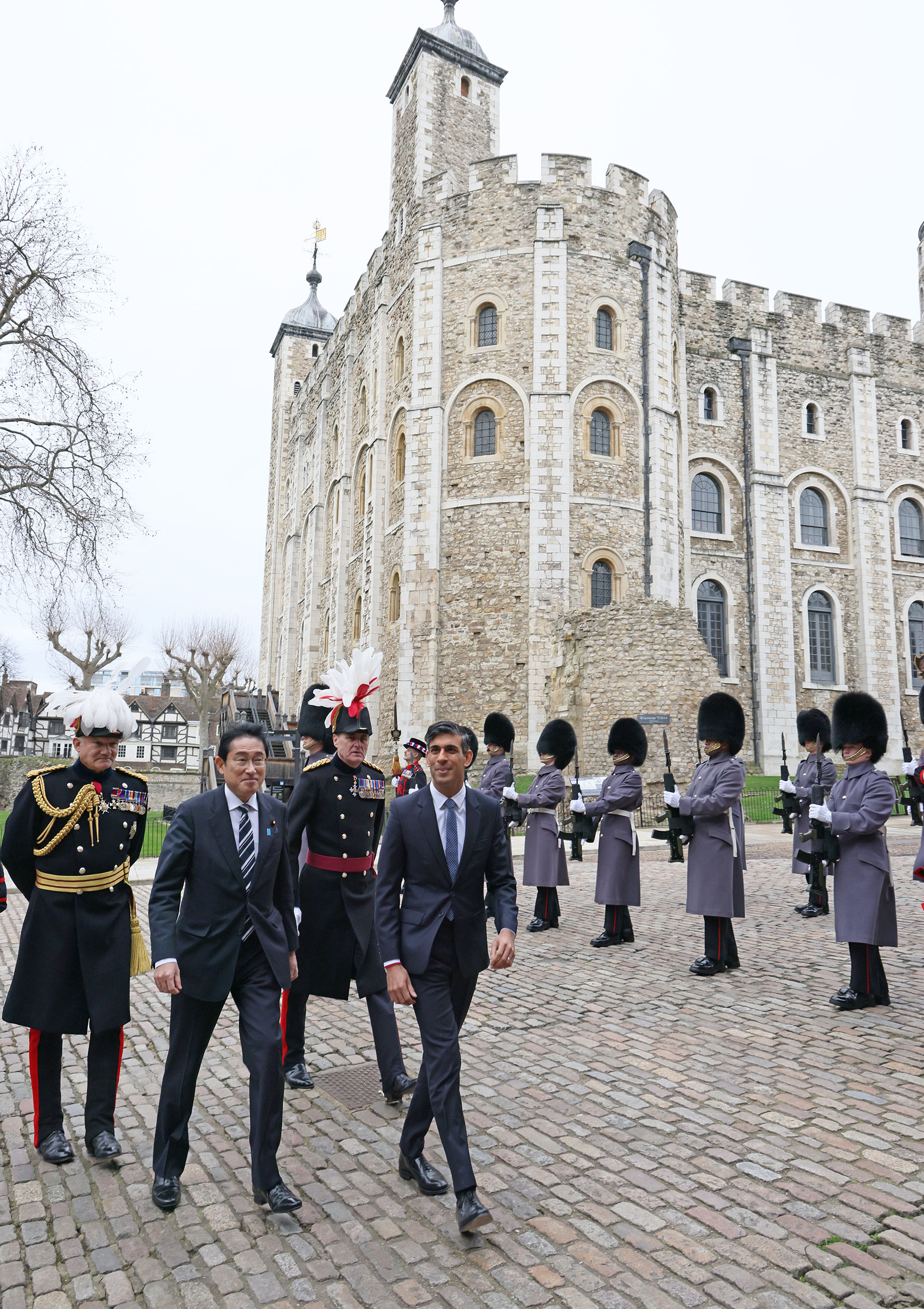 ロンドン塔を訪問して栄誉礼を受ける岸田総理４