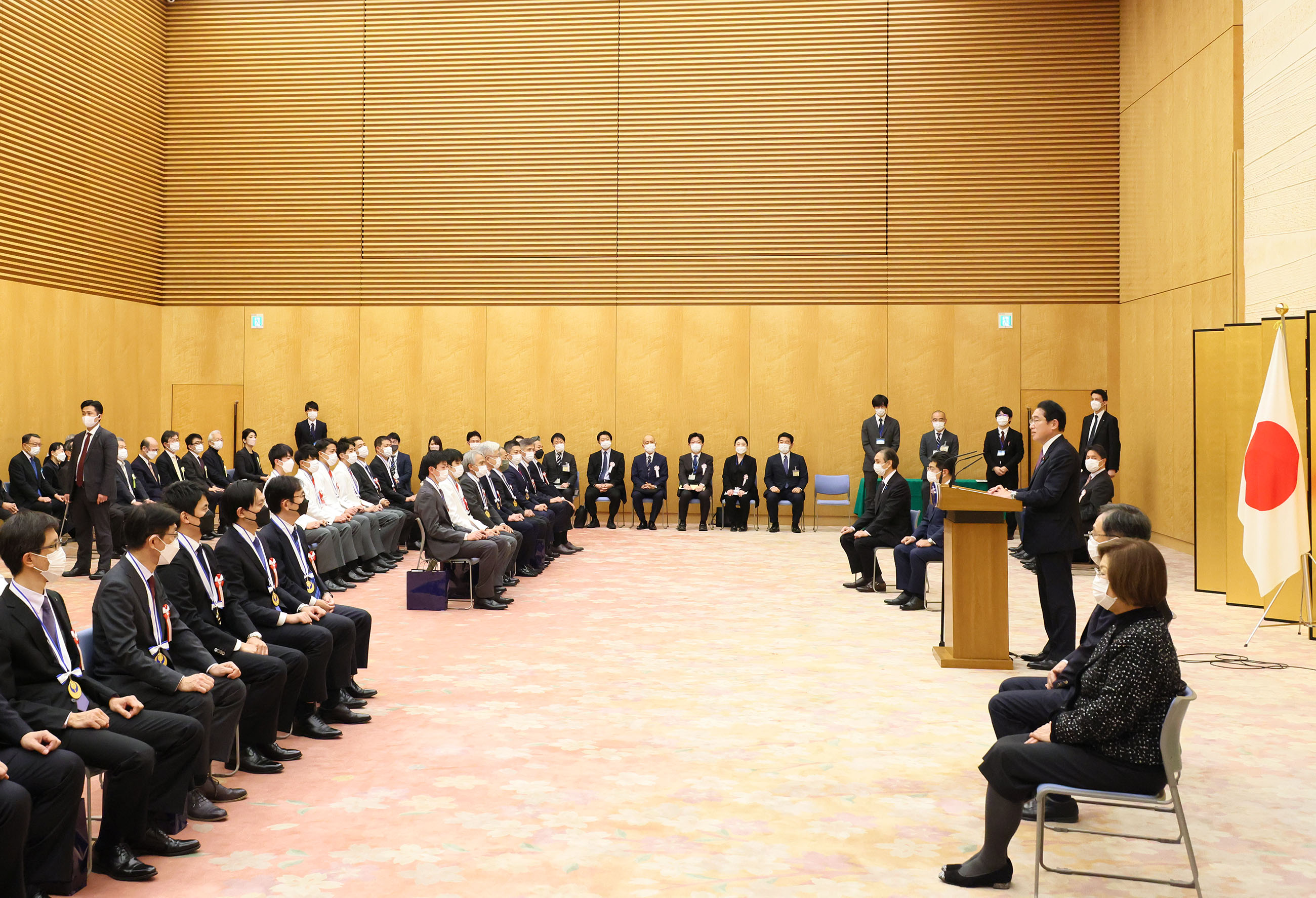 表彰式で挨拶する岸田総理２