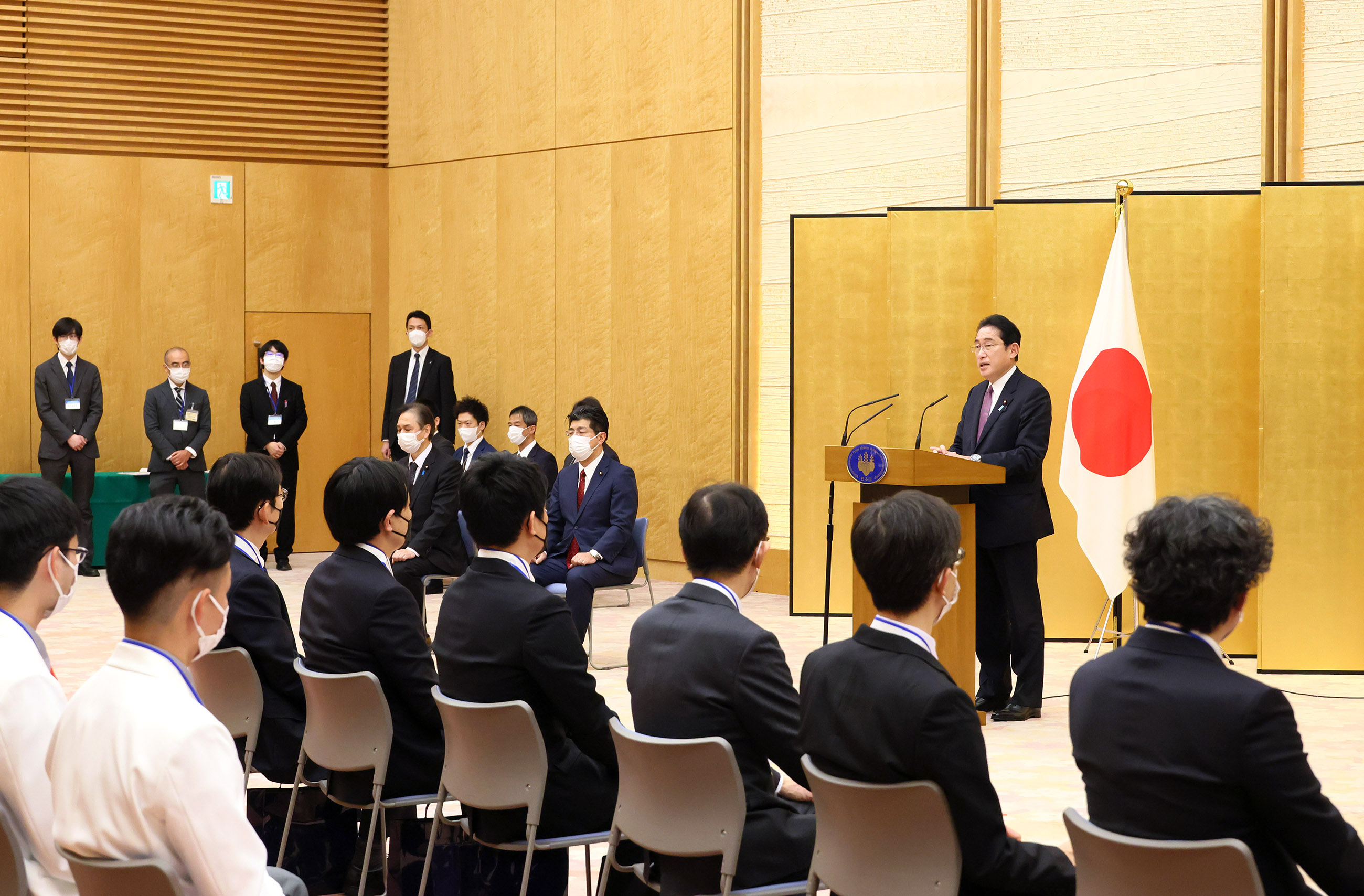 表彰式で挨拶する岸田総理３