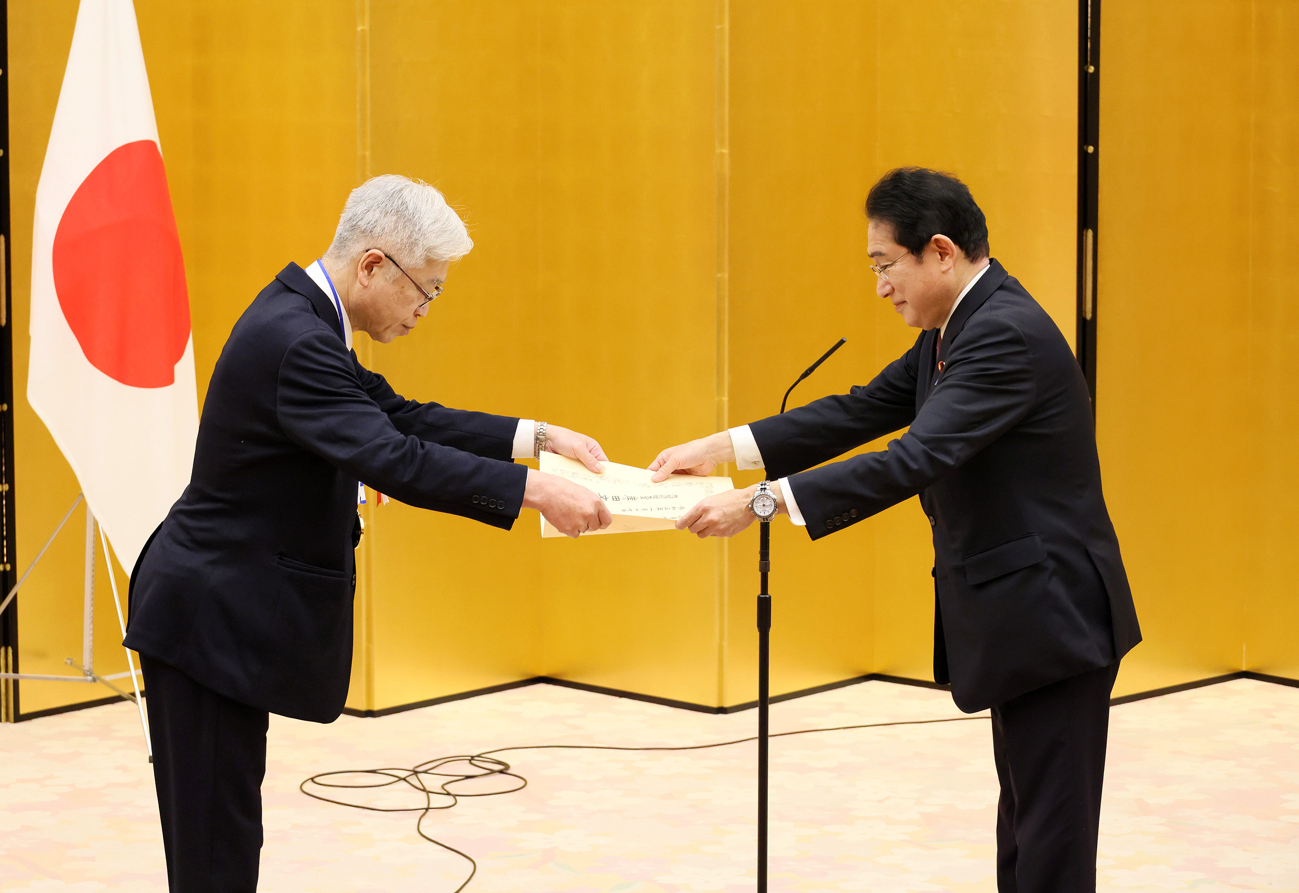 表彰状を授与する岸田総理５