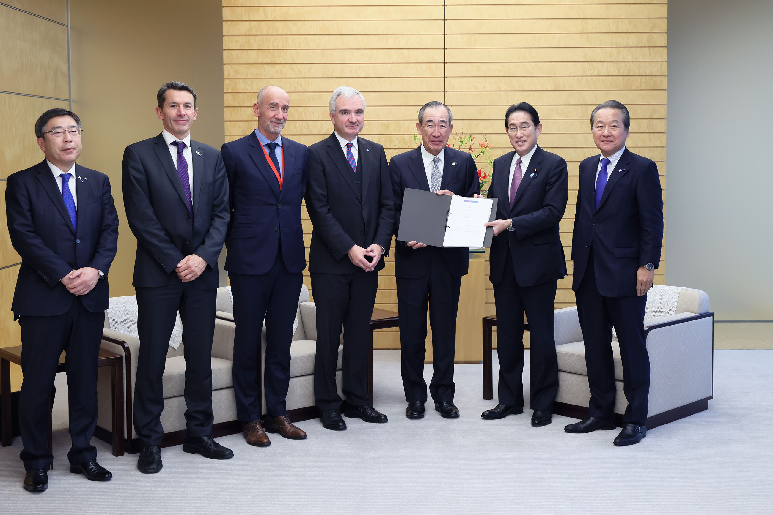 提言書を受け取る岸田総理２