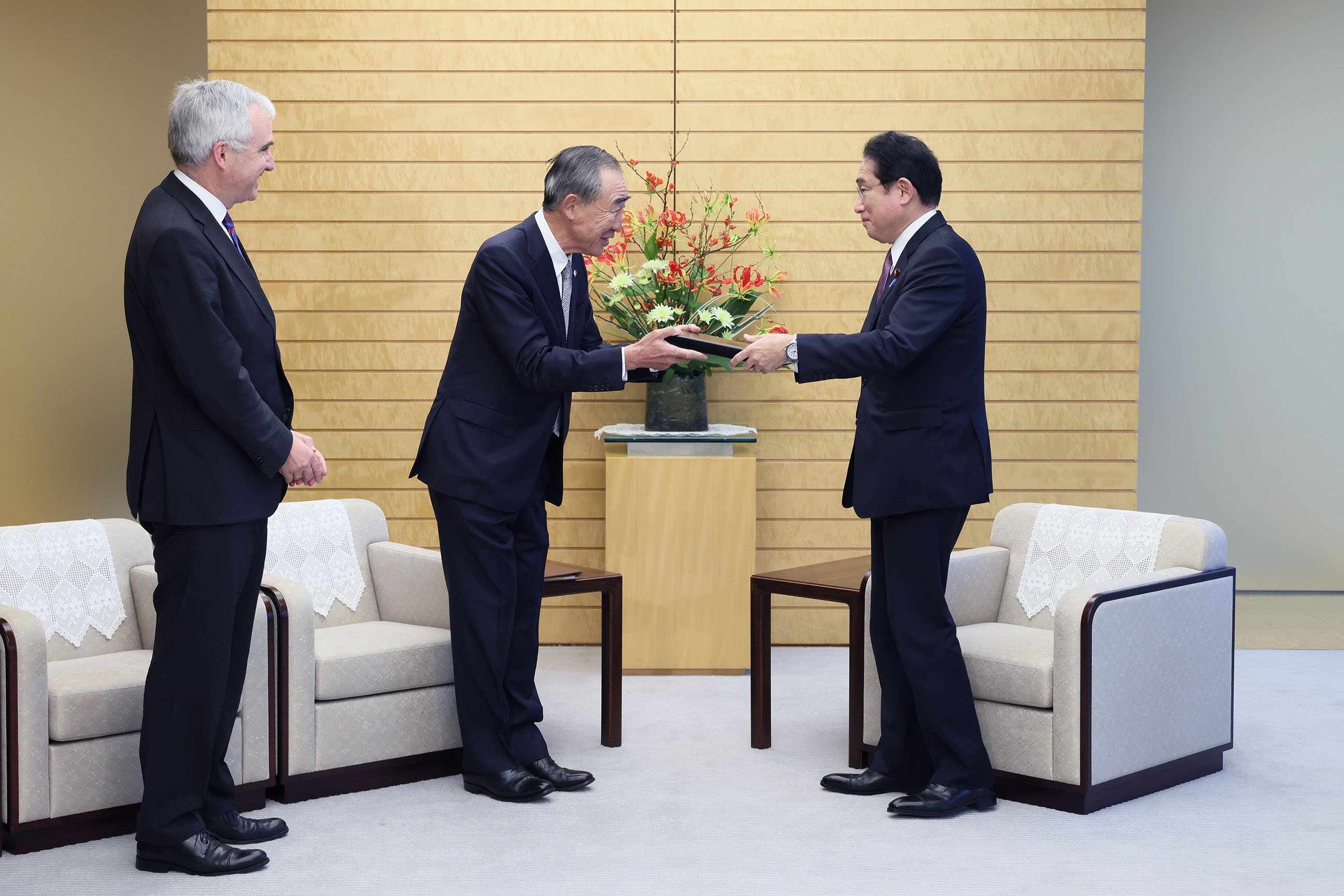 提言書を受け取る岸田総理３