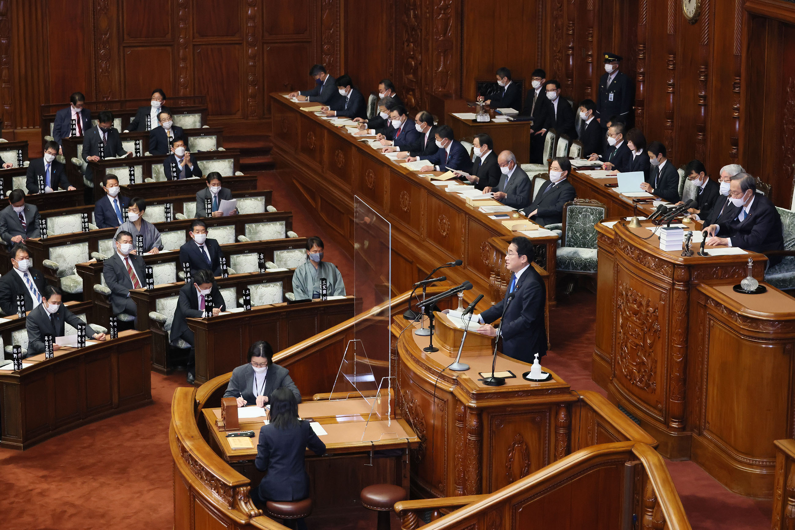 衆議院本会議で施政方針演説を行う岸田総理６
