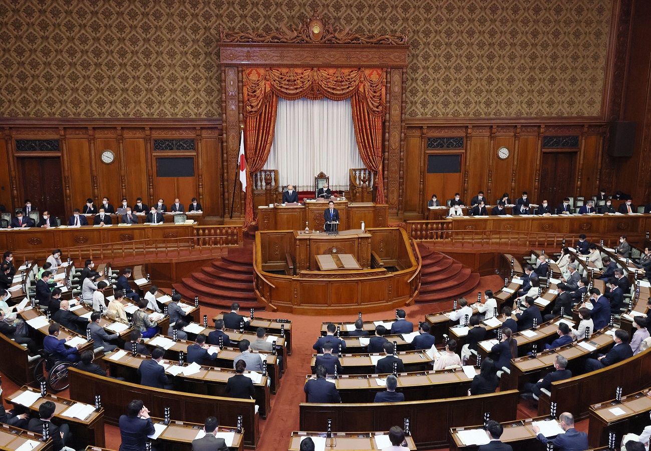 参議院本会議で施政方針演説を行う岸田総理１０