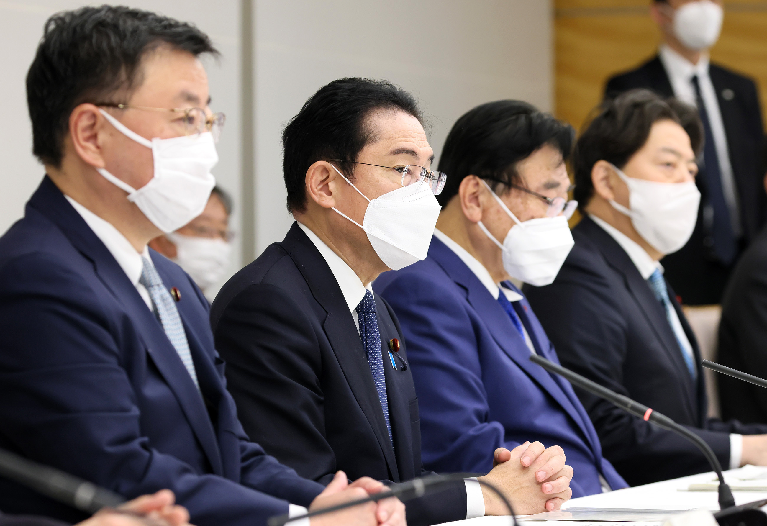 会議に臨む岸田総理１