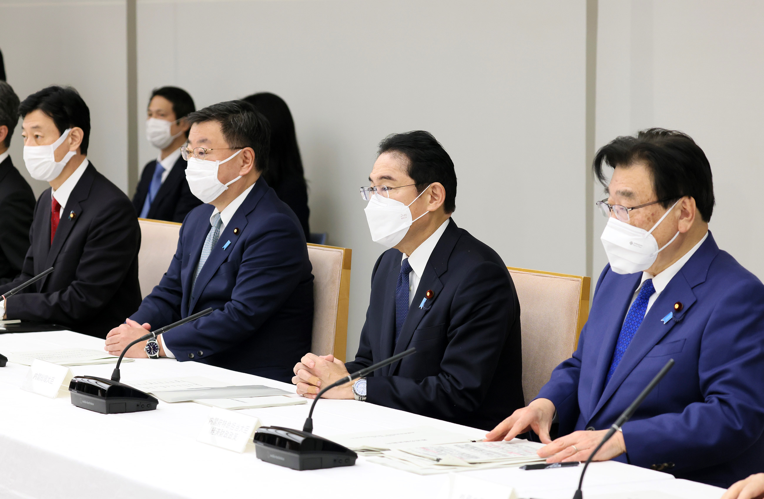 会議に臨む岸田総理２