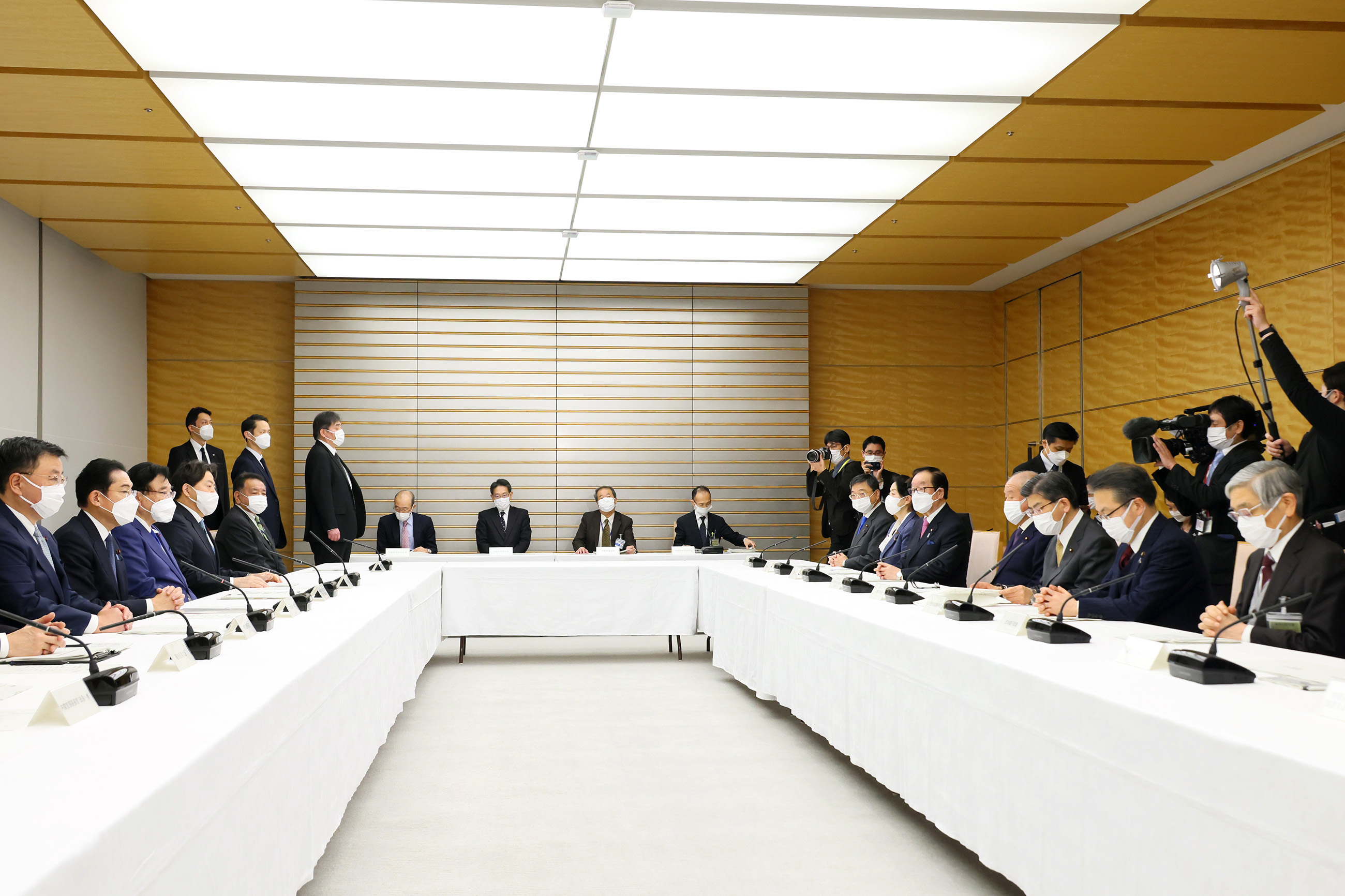 会議に臨む岸田総理３