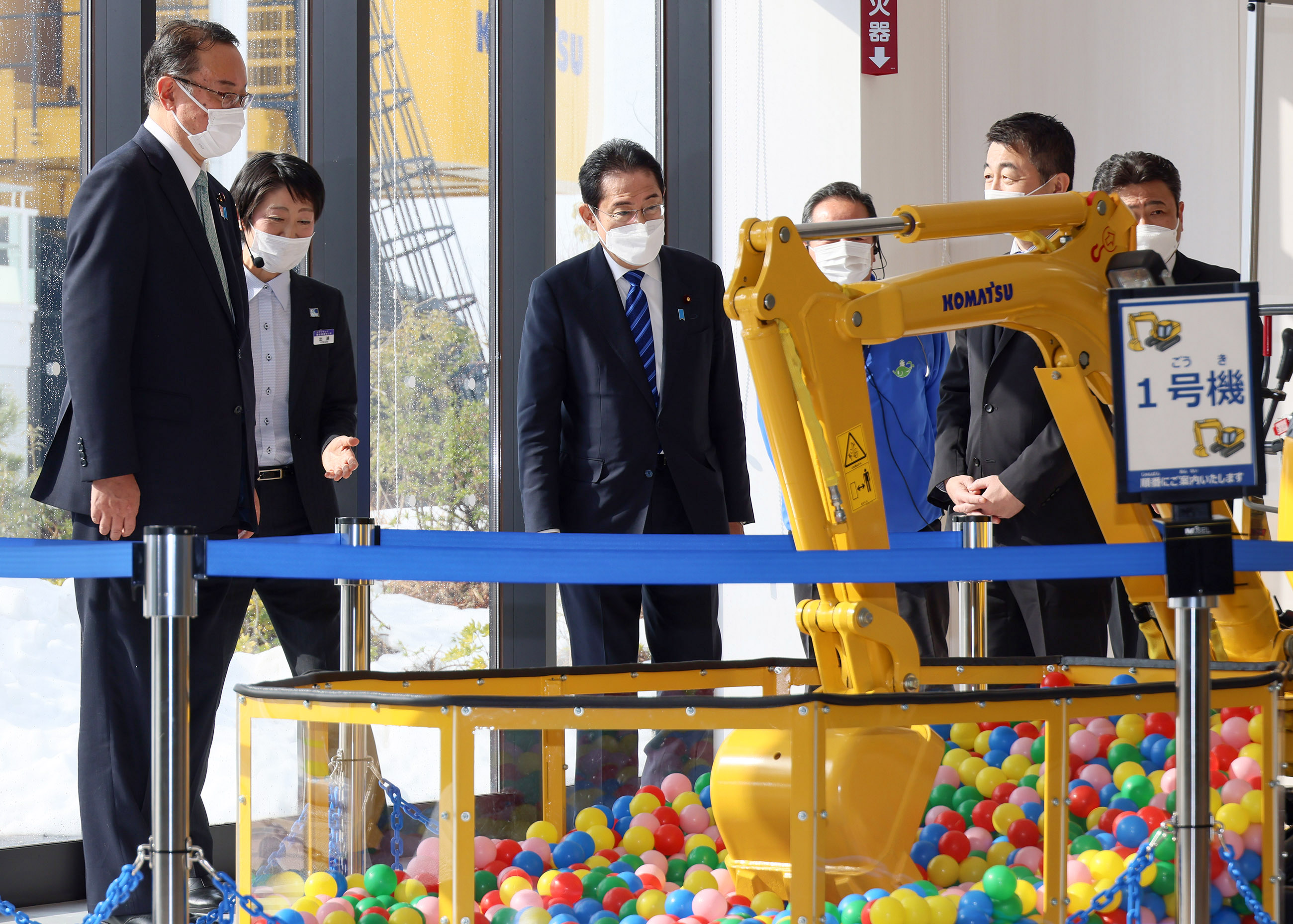 こまつの杜「わくわくコマツ未来館」を視察する岸田総理