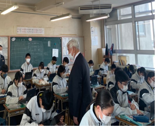 外国ルーツを持つ中学生が、通常授業にて、日本語のＰＣを利用して英語の授業に取り組む