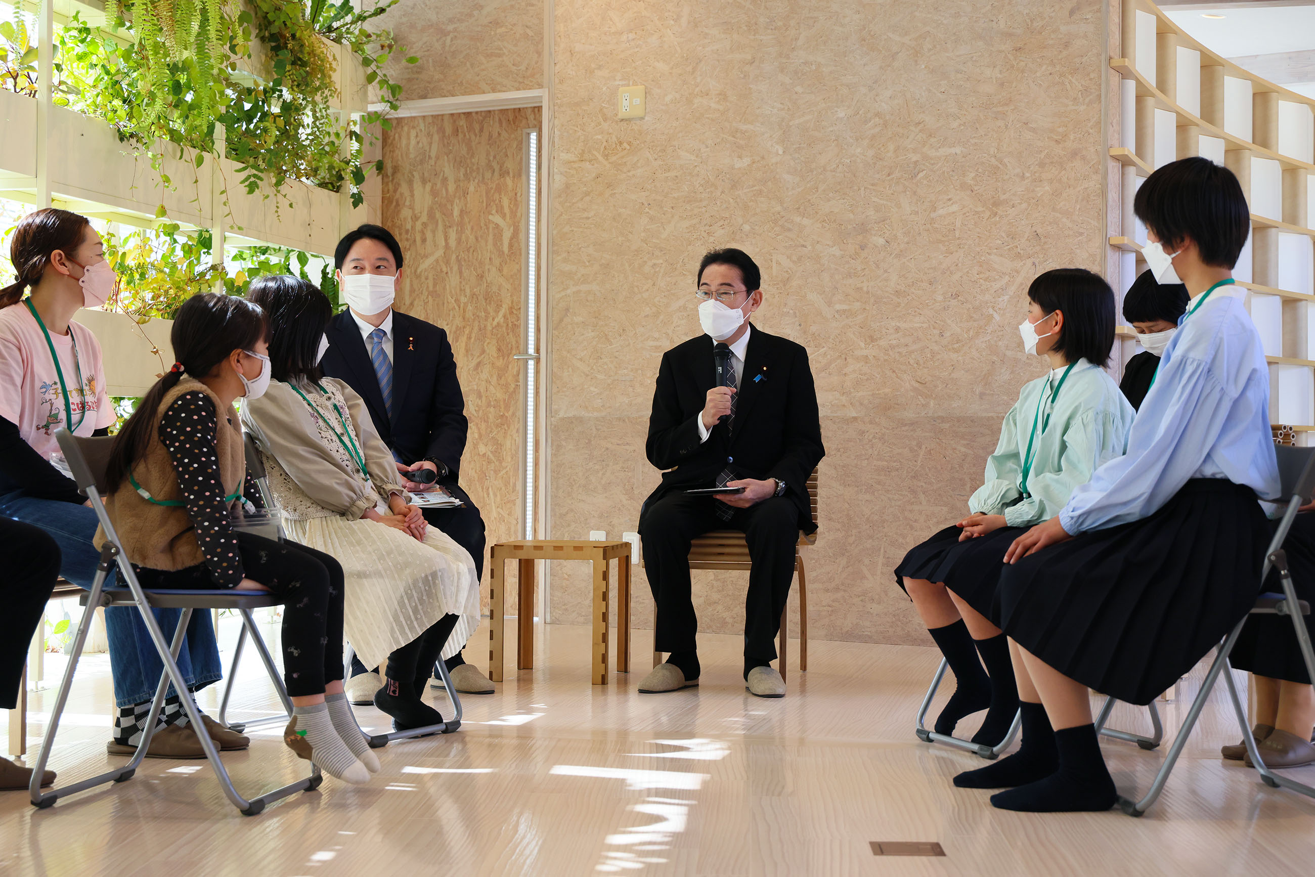 こども政策対話で参加者と対話する岸田総理１
