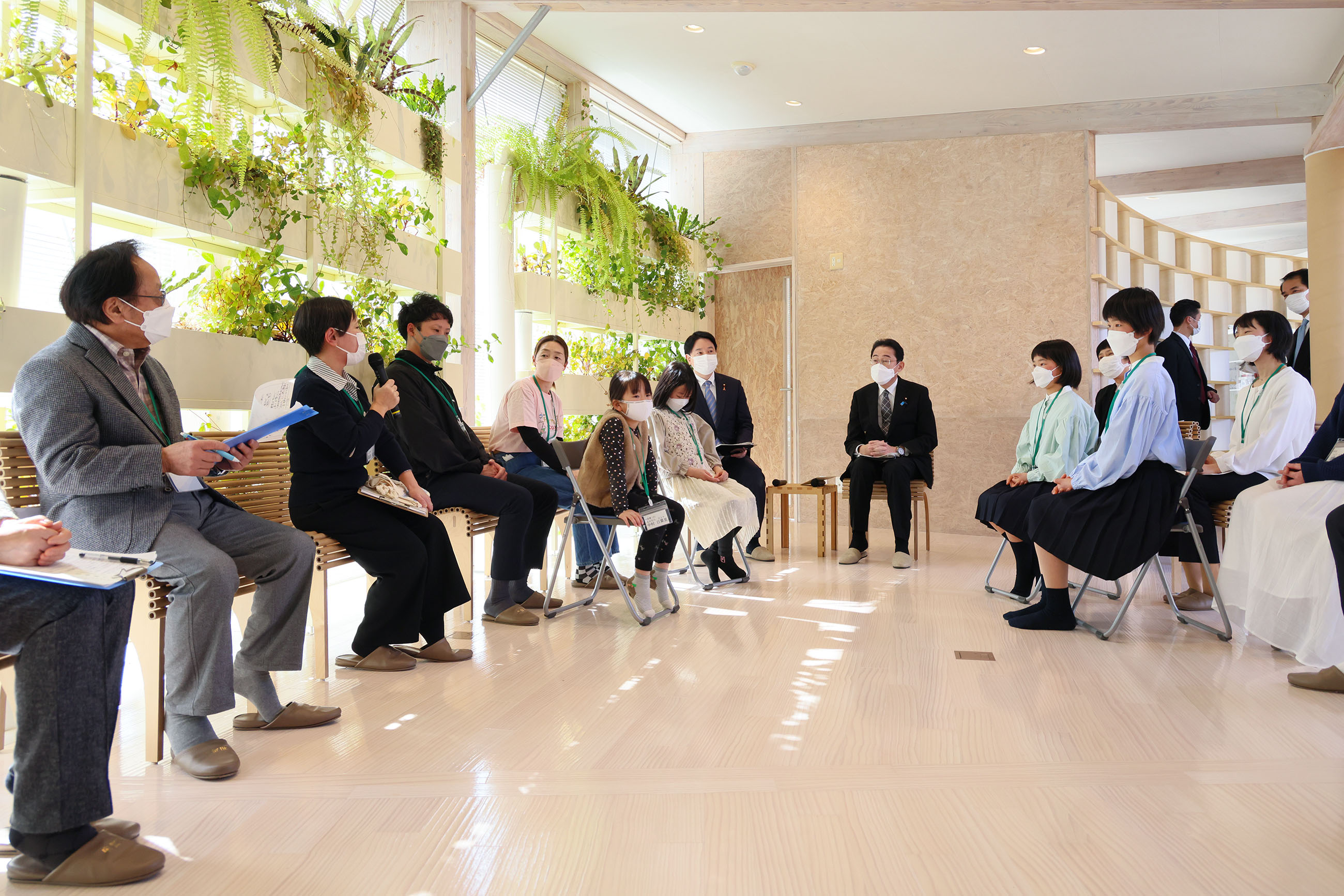 こども政策対話で参加者と対話する岸田総理３