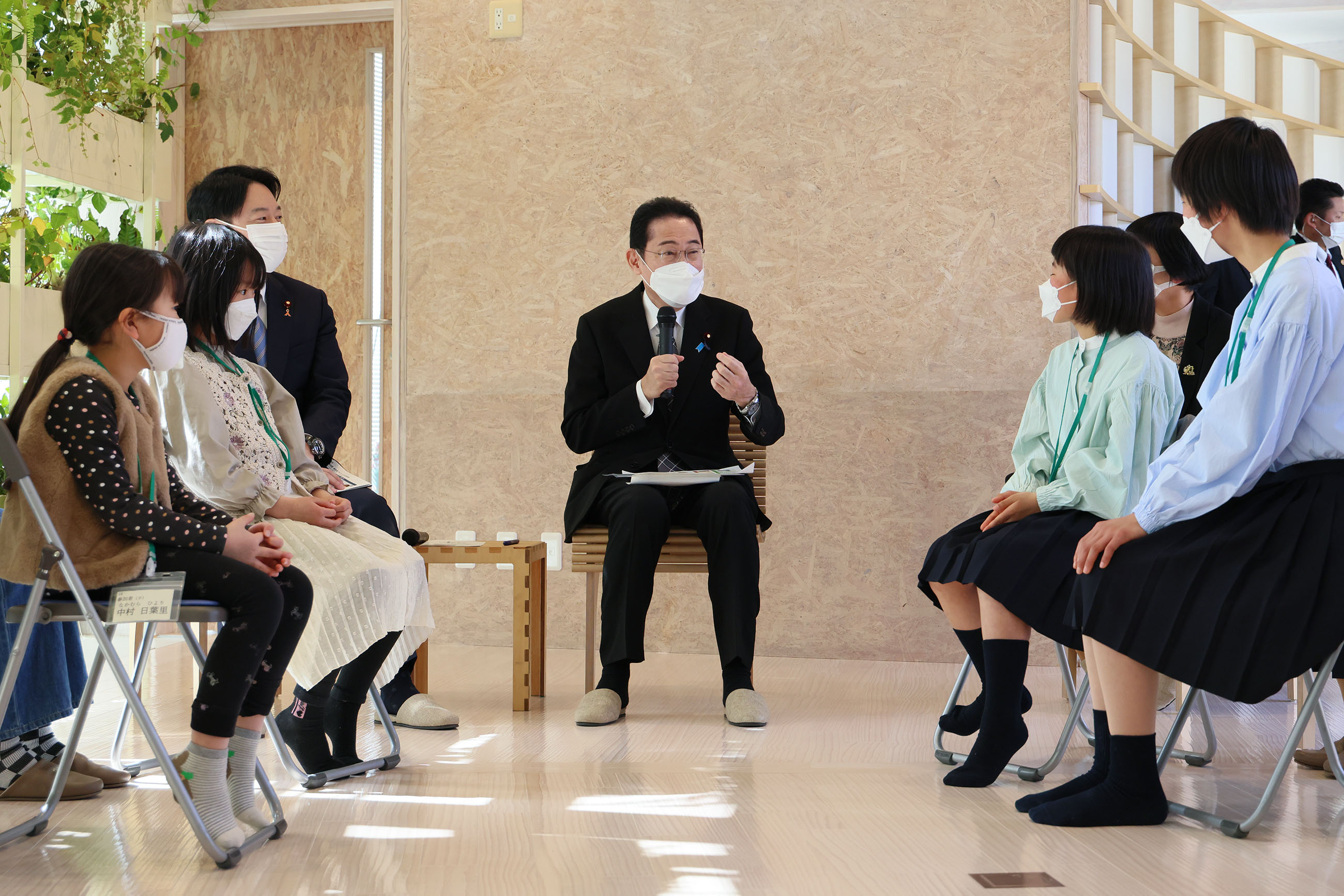 こども政策対話で参加者と対話する岸田総理４