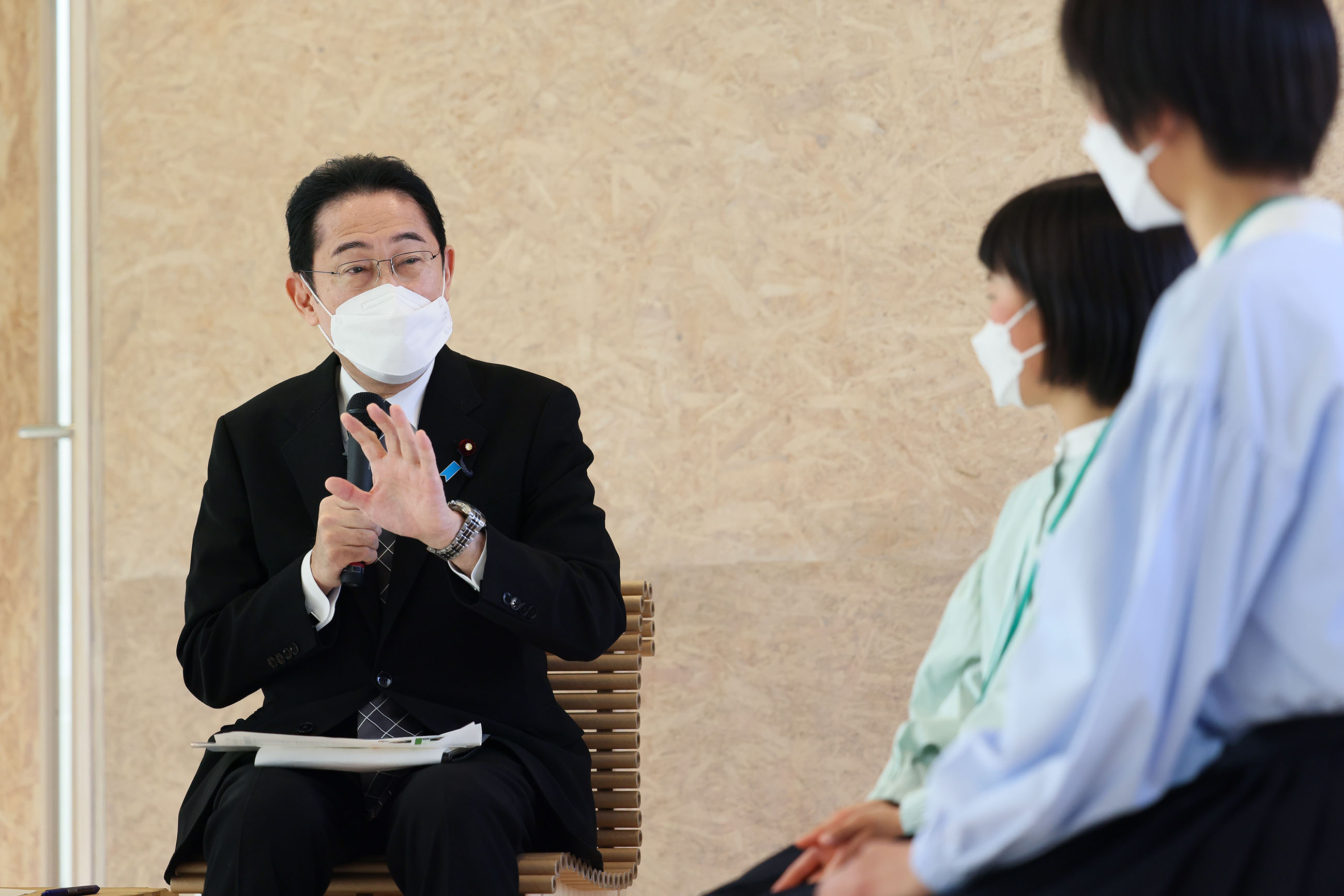こども政策対話で参加者と対話する岸田総理５