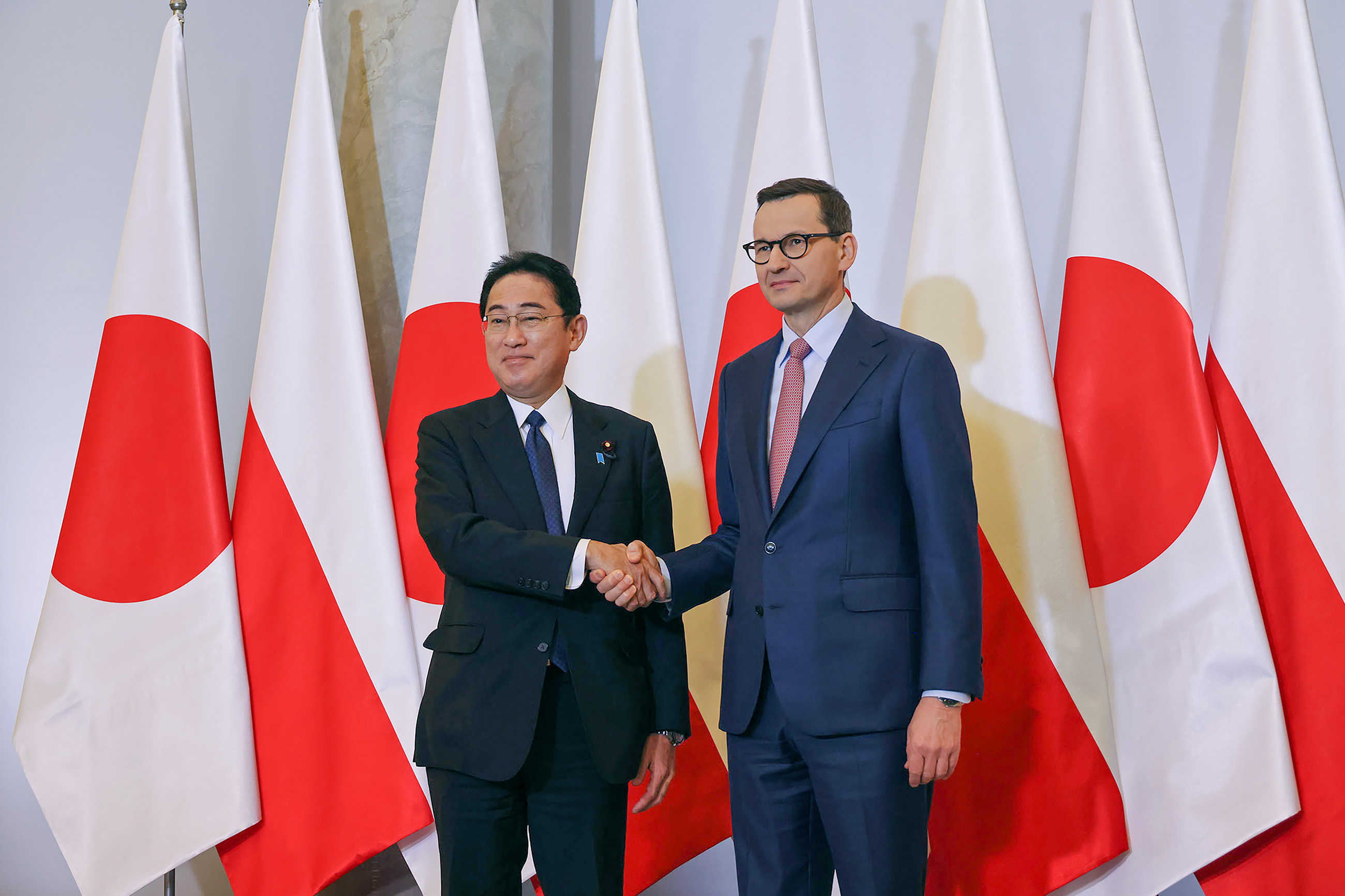 モラヴィエツキ首相と会談する岸田総理