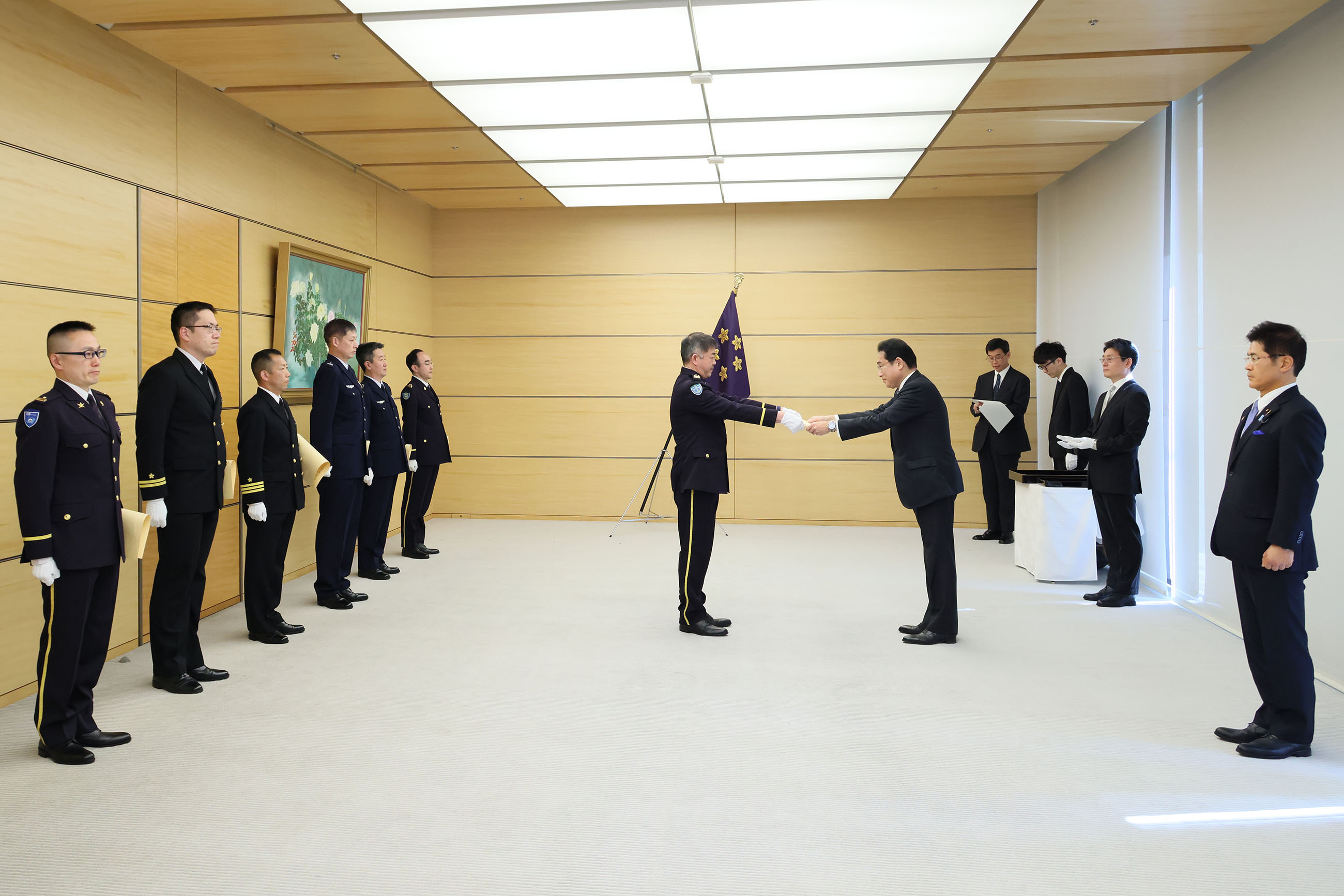 表彰状を授与する岸田総理