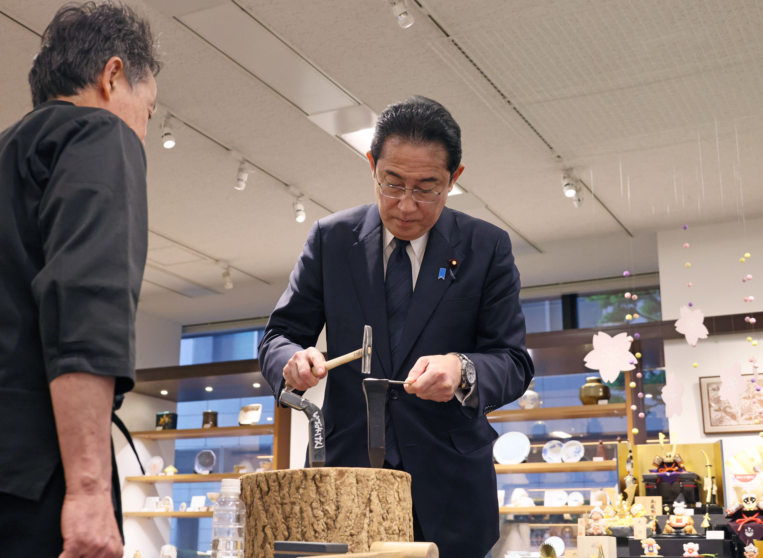 伝統的工芸品の製作体験をする岸田総理１