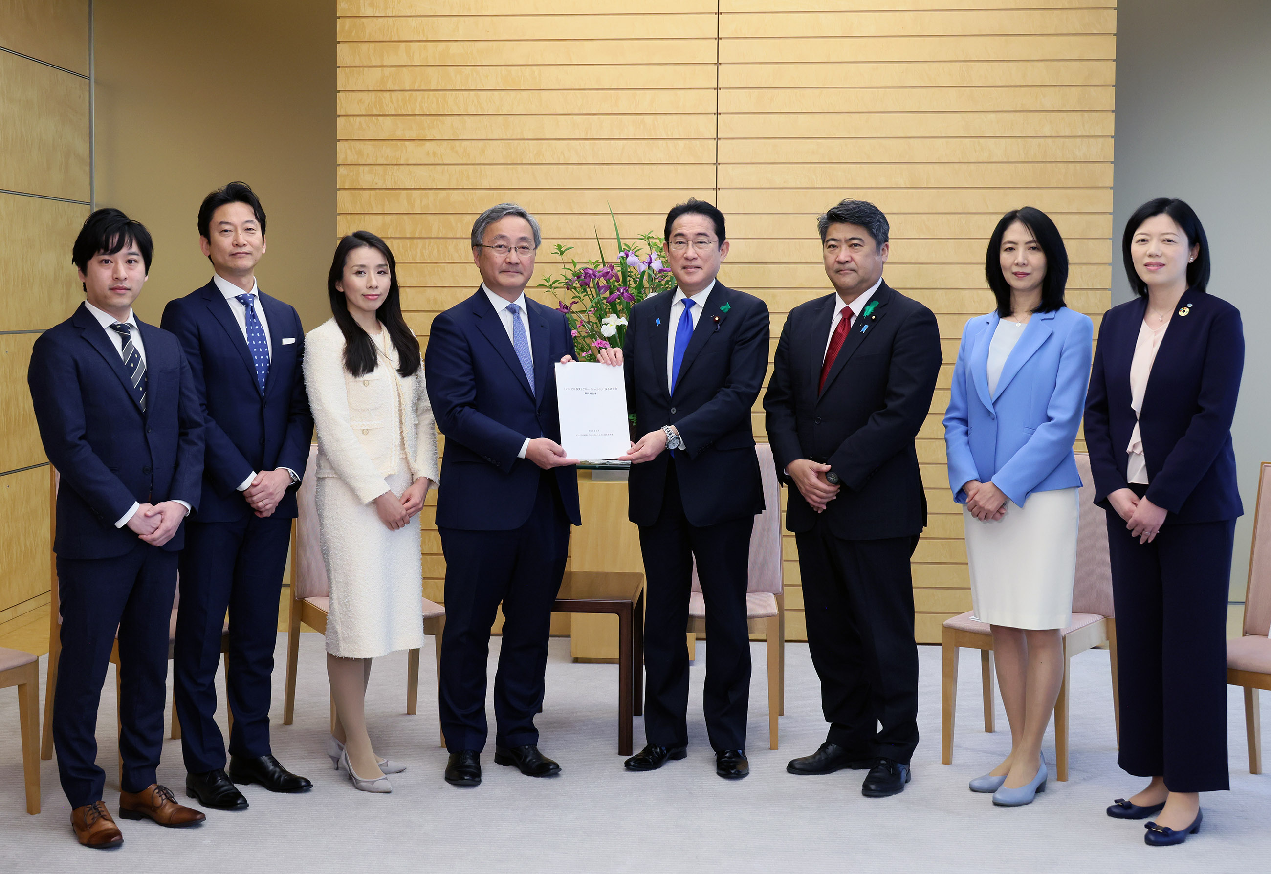 報告書を受け取る岸田総理１