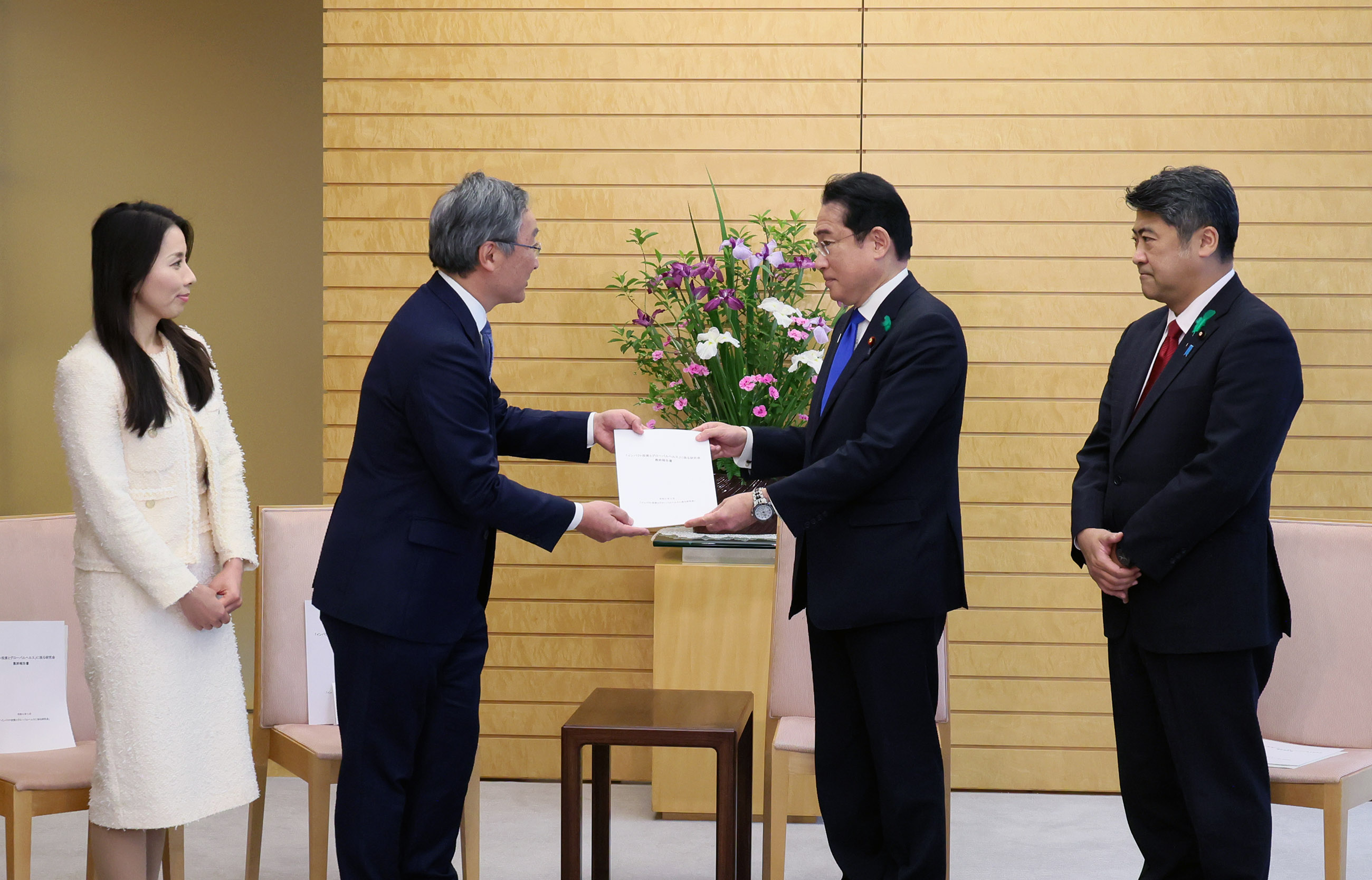 報告書を受け取る岸田総理２