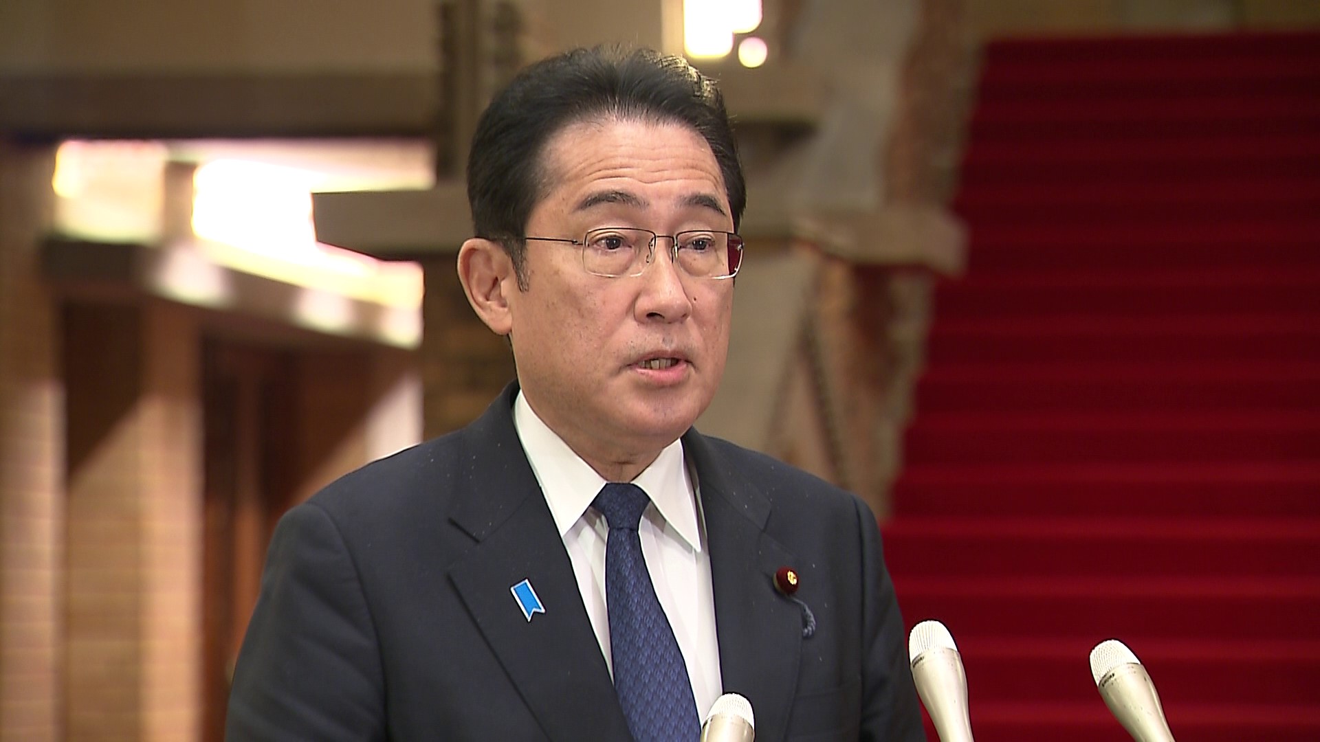 記者の質問に答える岸田総理