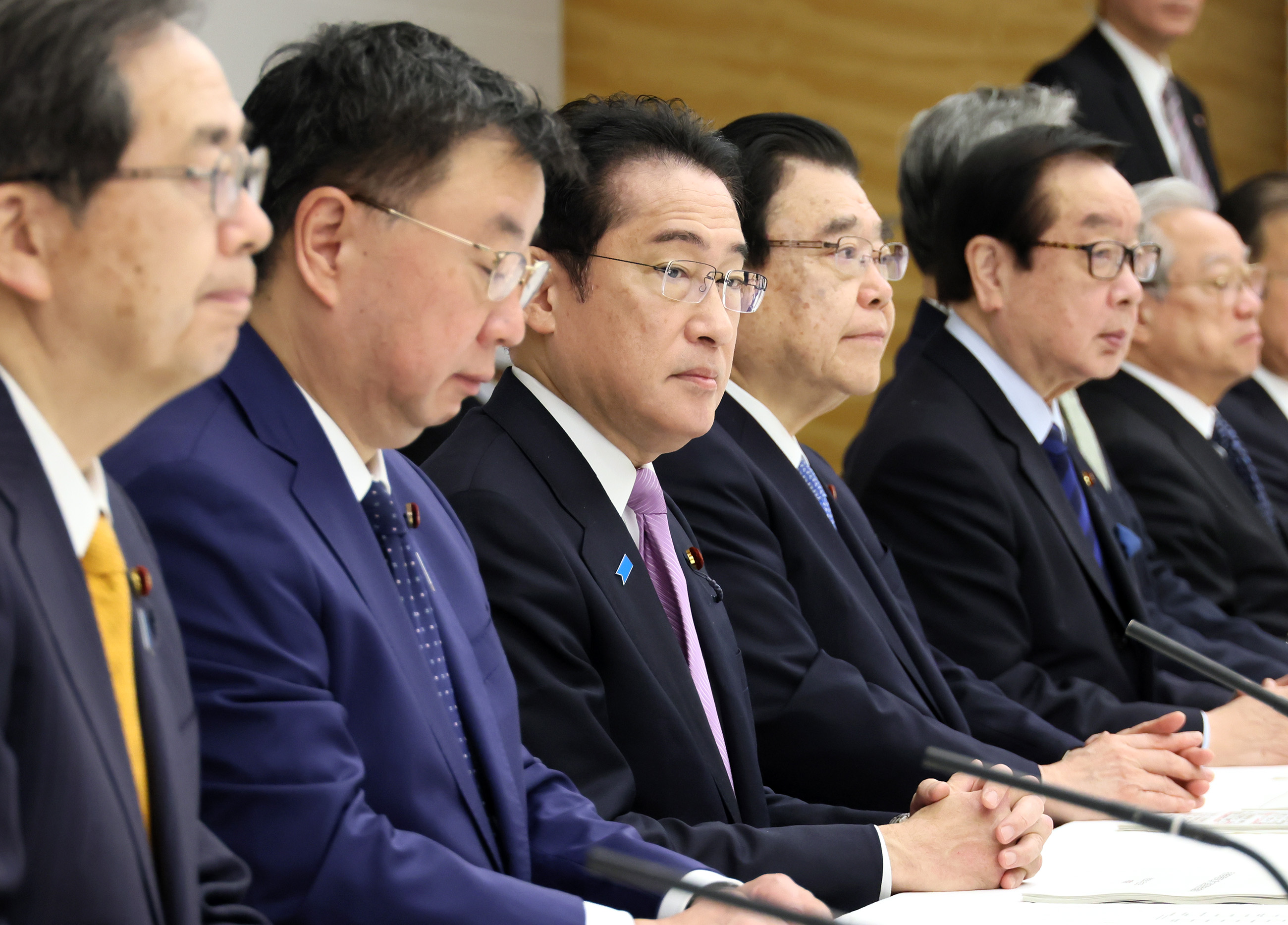 会議に臨む岸田総理１