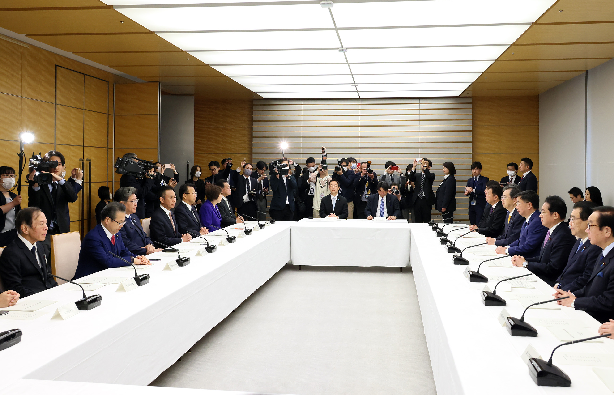 会議に臨む岸田総理２